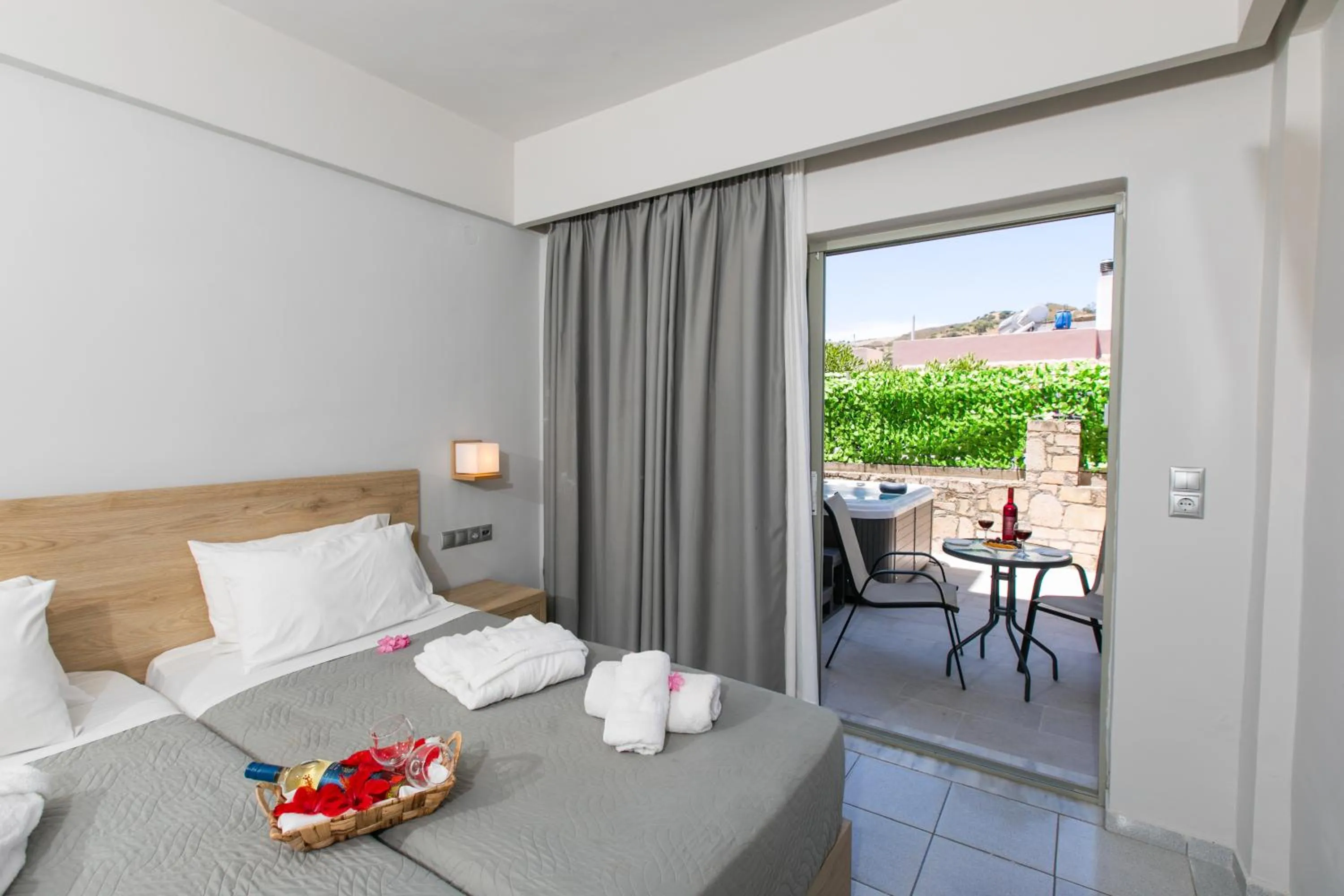 Hot Tub, Bed in Resol Hotel