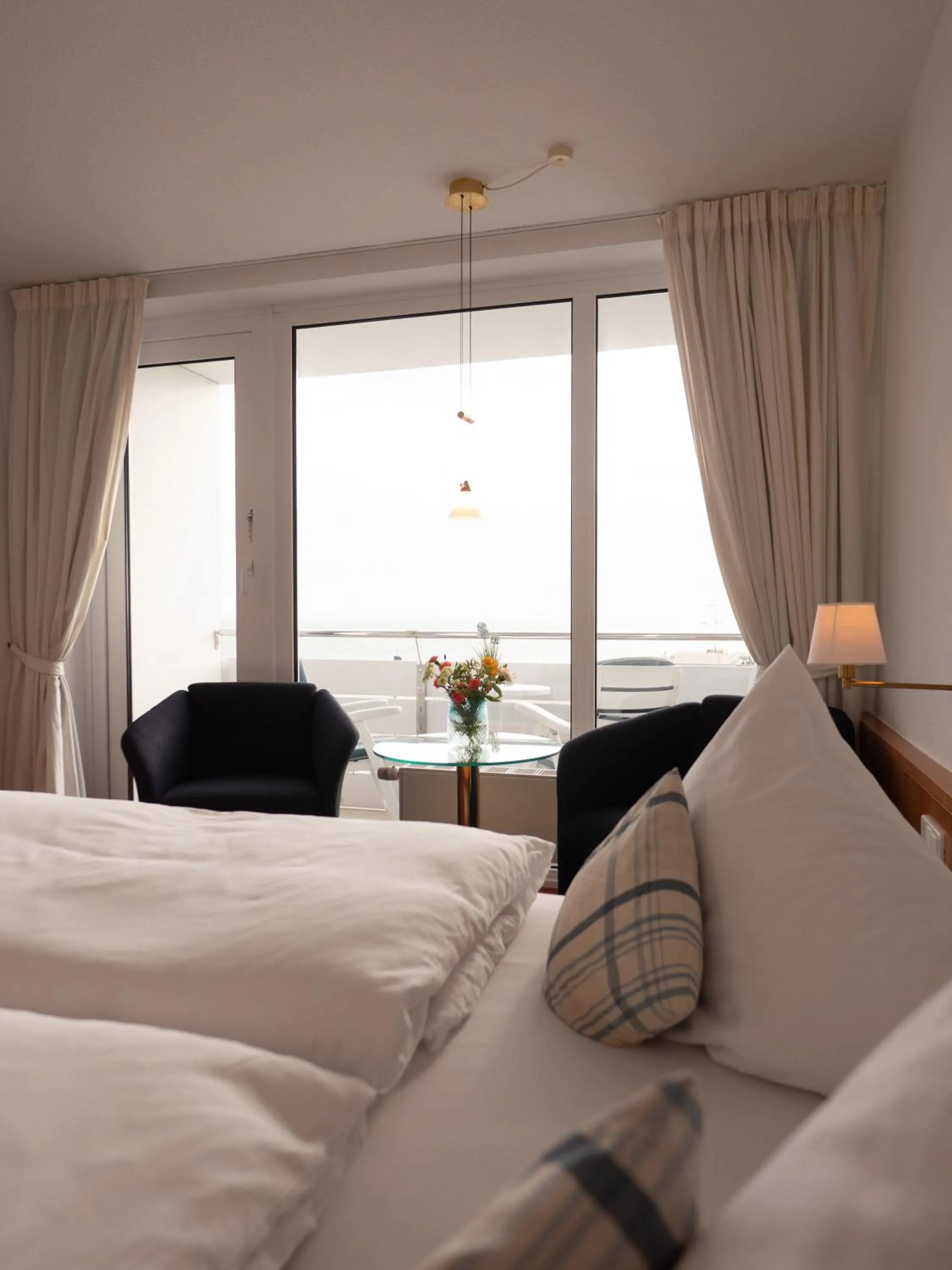 Seating area, Bed in Hanseat