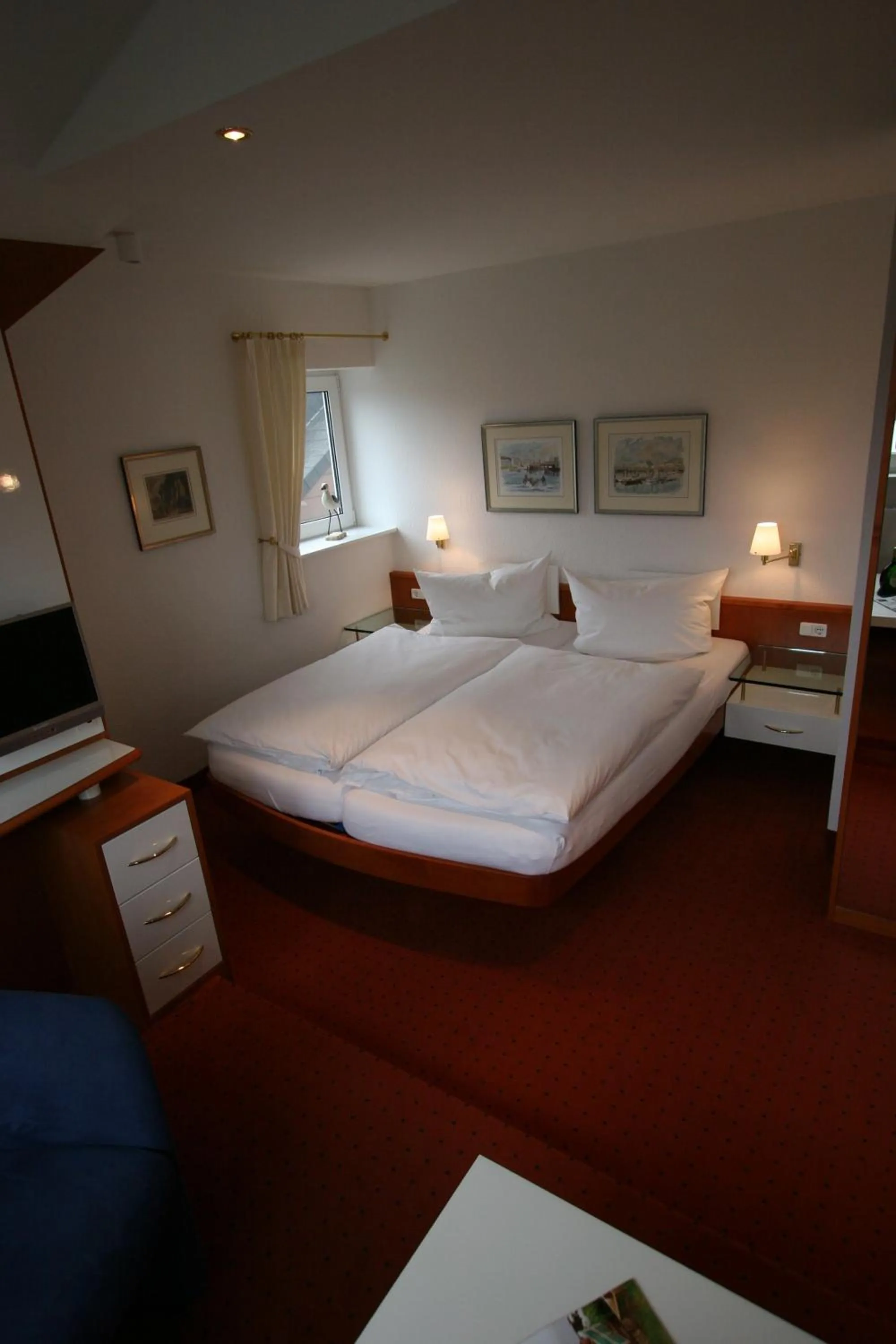 Photo of the whole room, Bed in Hanseat