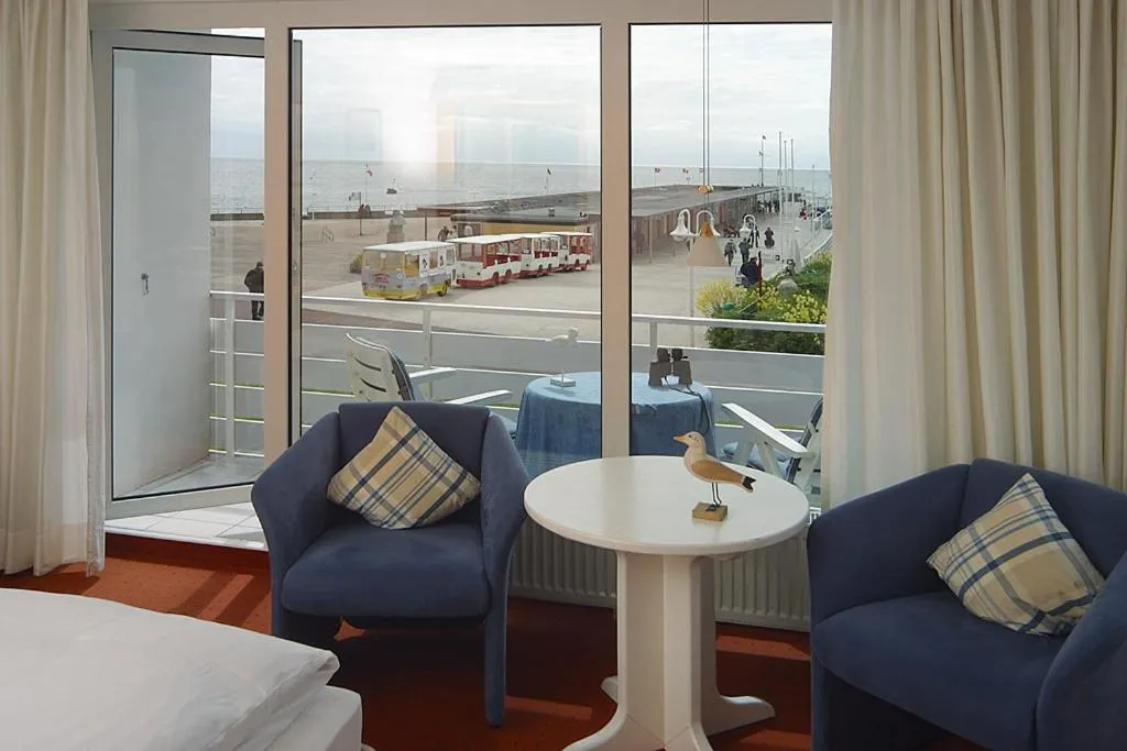 Seating area, Bed in Hanseat