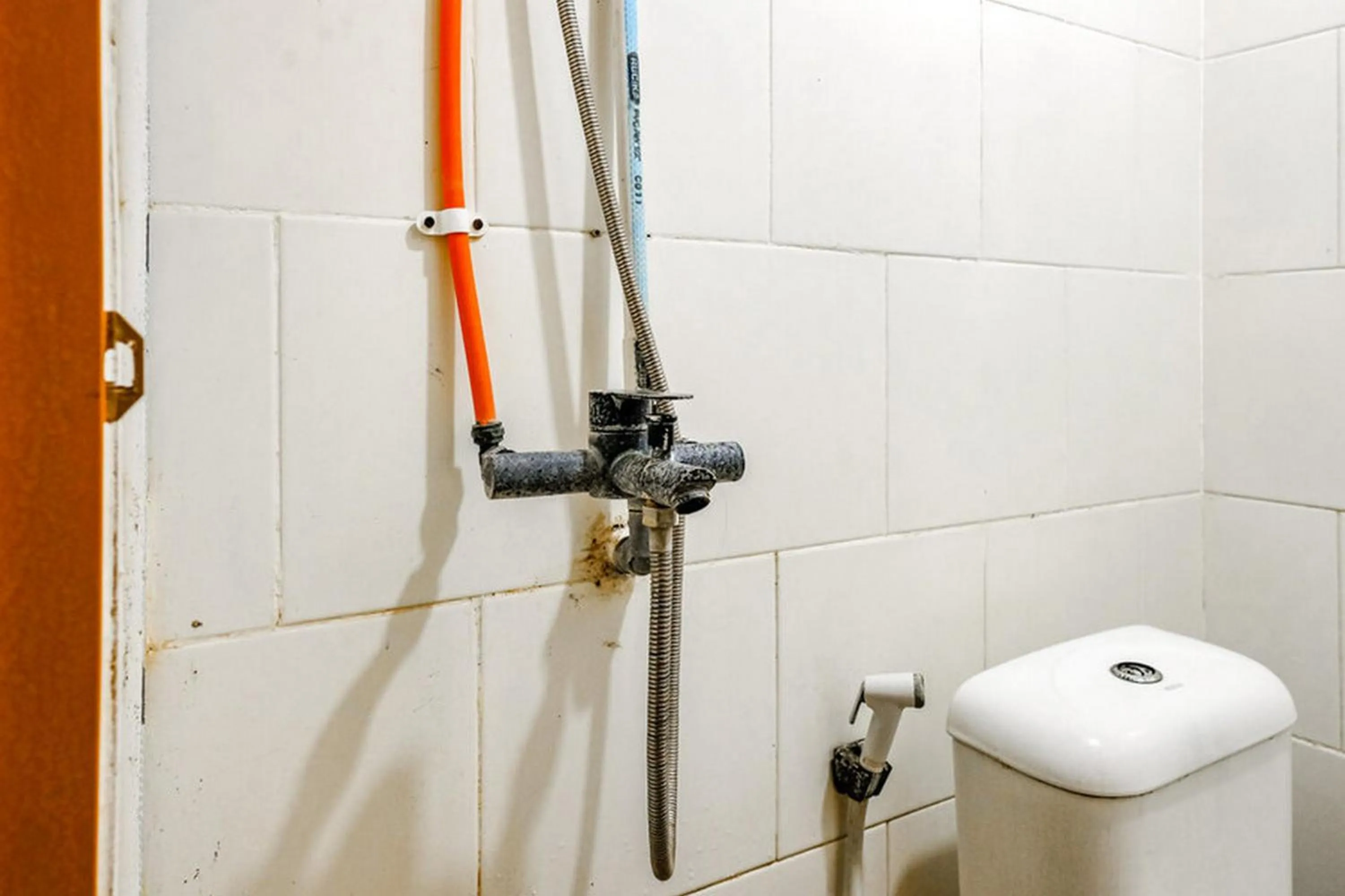 Toilet in Marson Interkota Residence Mitra RedDoorz