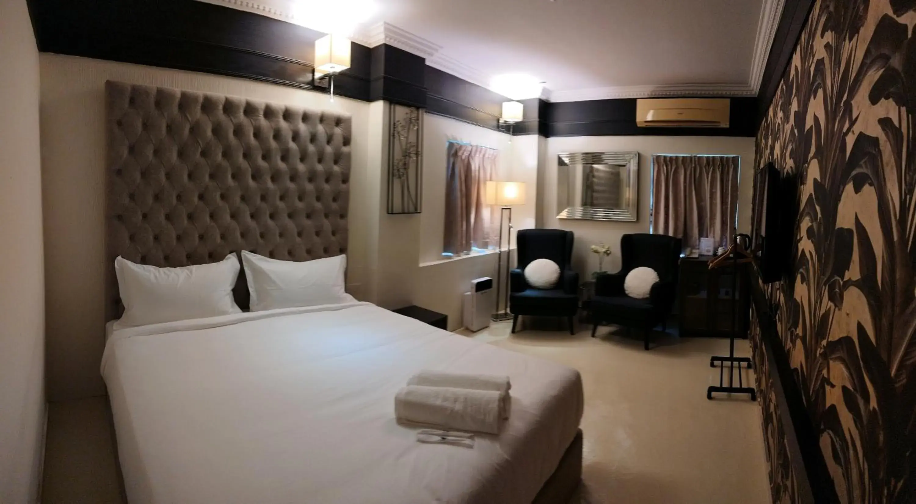 Deluxe Double Room in Seriental Hotel I check in 3pm-11pm only Deluxe Double Room in Seriental Hotel I check in 3pm-11pm only