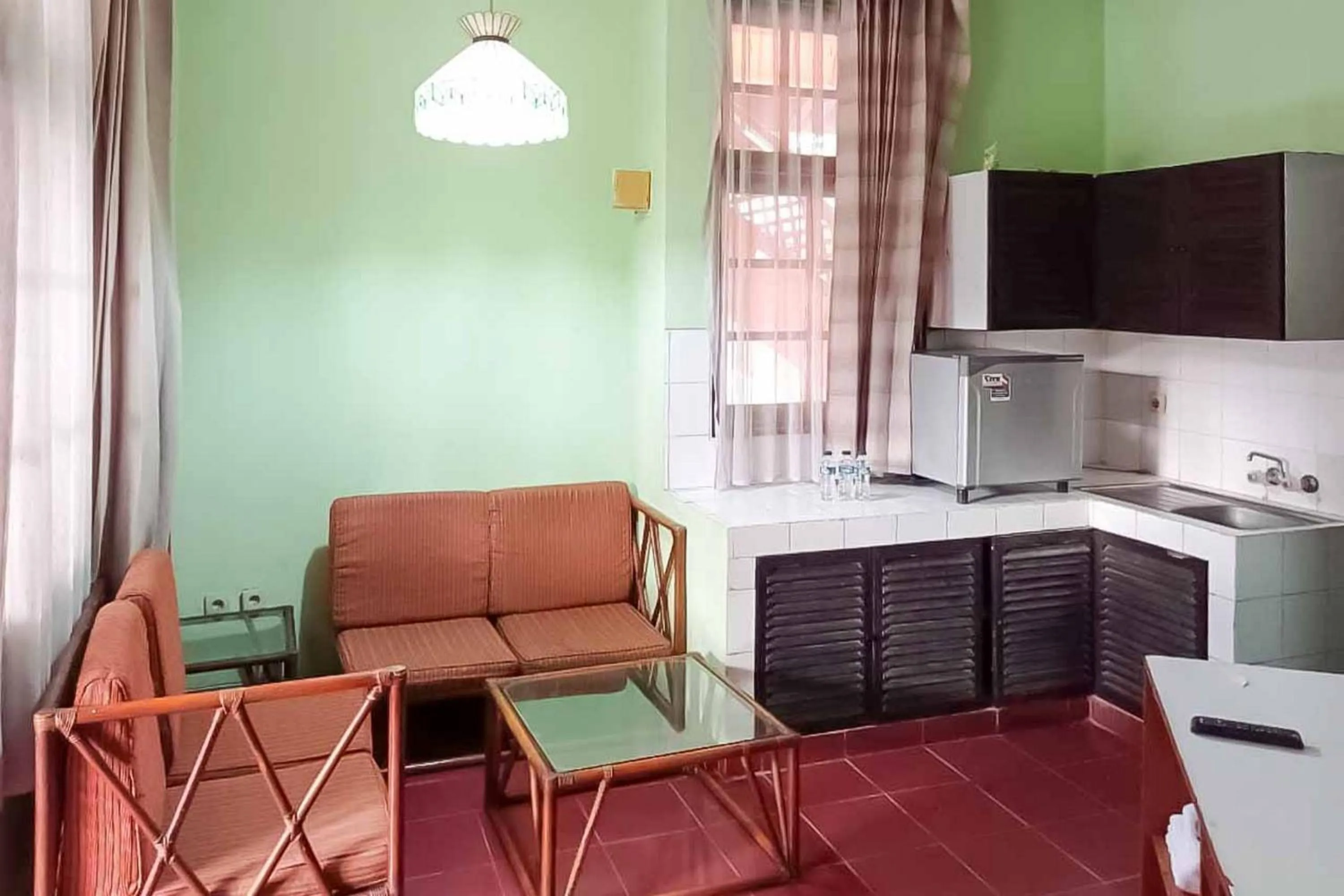 RedDoorz Plus near Tugu Mercusuar Anyer