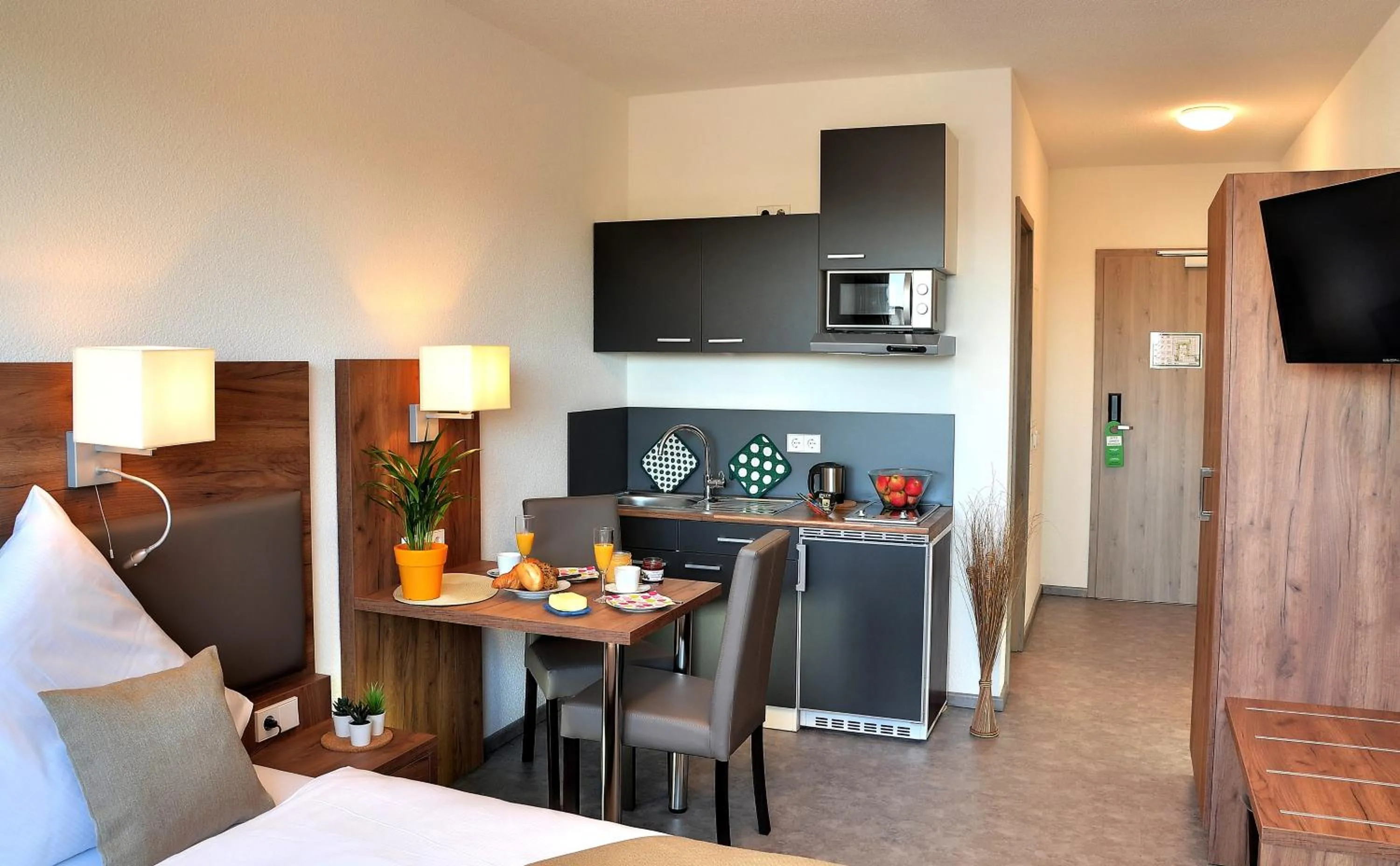 Kitchen or kitchenette, Bed in Motel am Fürfelder Schloss