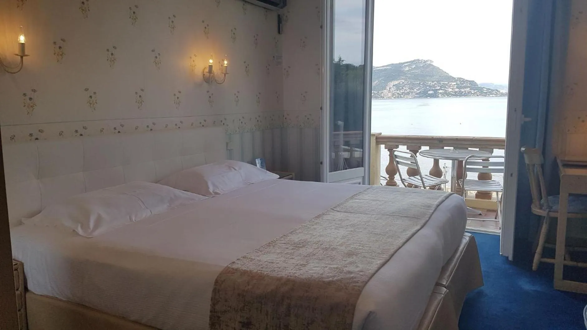 Bed in Hôtel de Charme Brise Marine