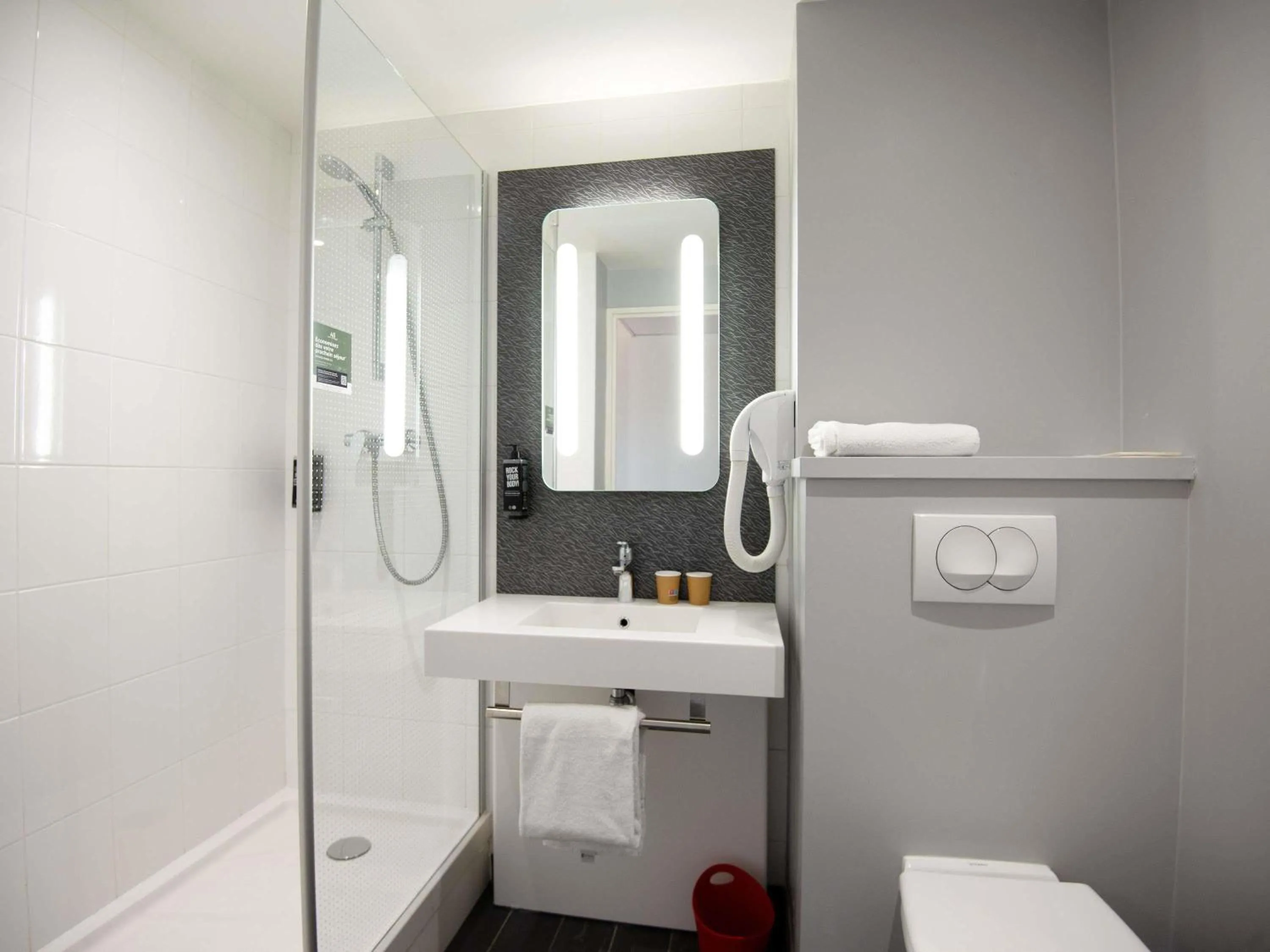 Bedroom in Ibis Saint-Genis-Pouilly Genève