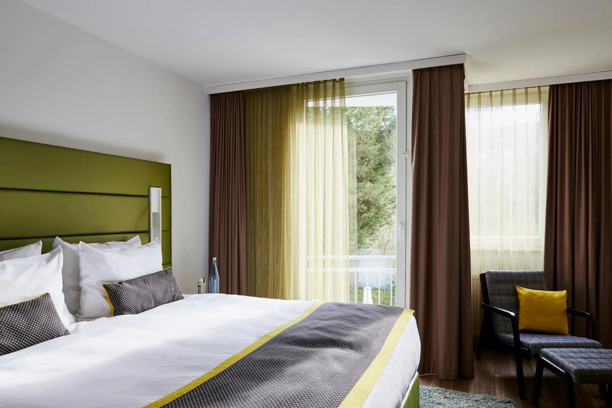 Photo of the whole room, Bed in Hotel Indigo - Dusseldorf - Victoriaplatz by IHG