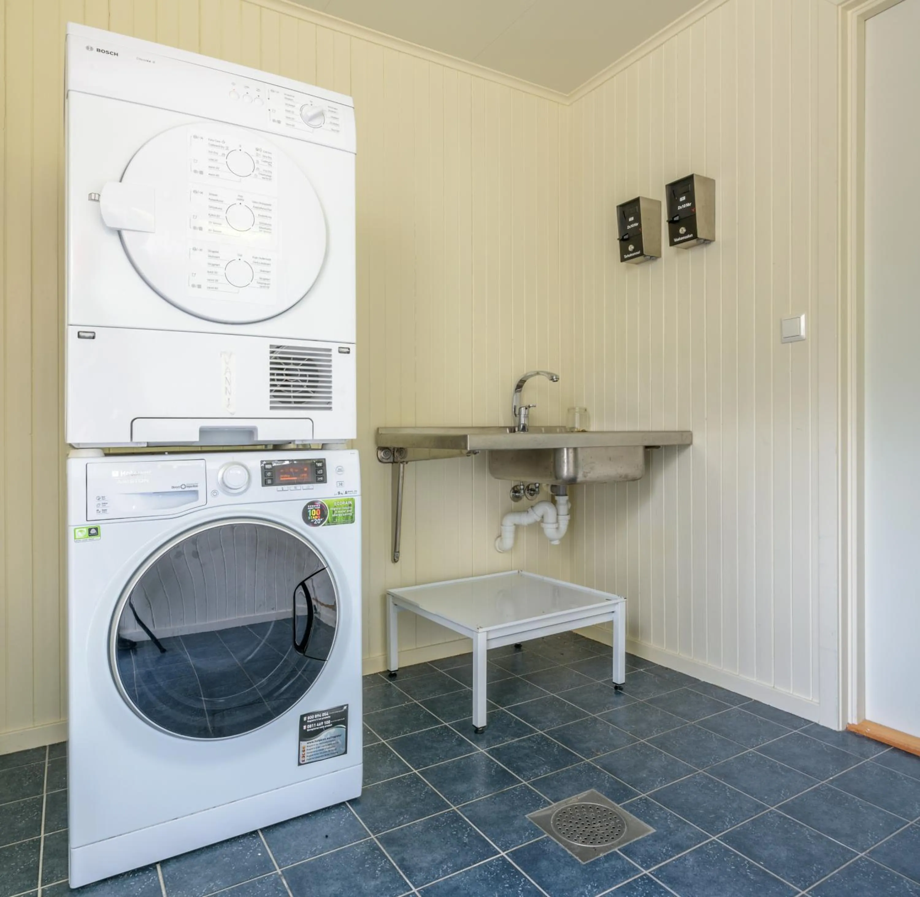 washing machine in Kabelvåg Feriehus & Camping