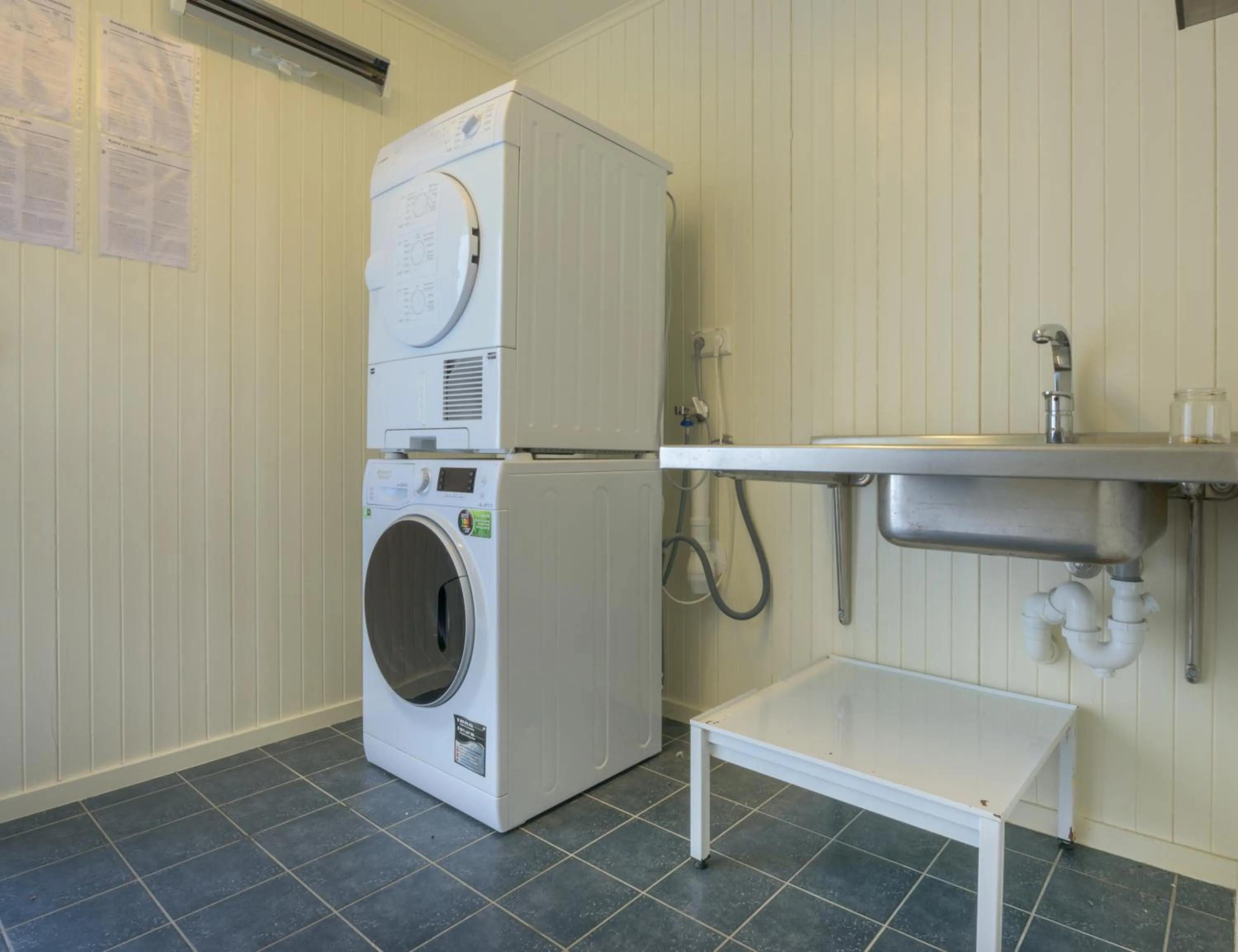 washing machine in Kabelvåg Feriehus & Camping