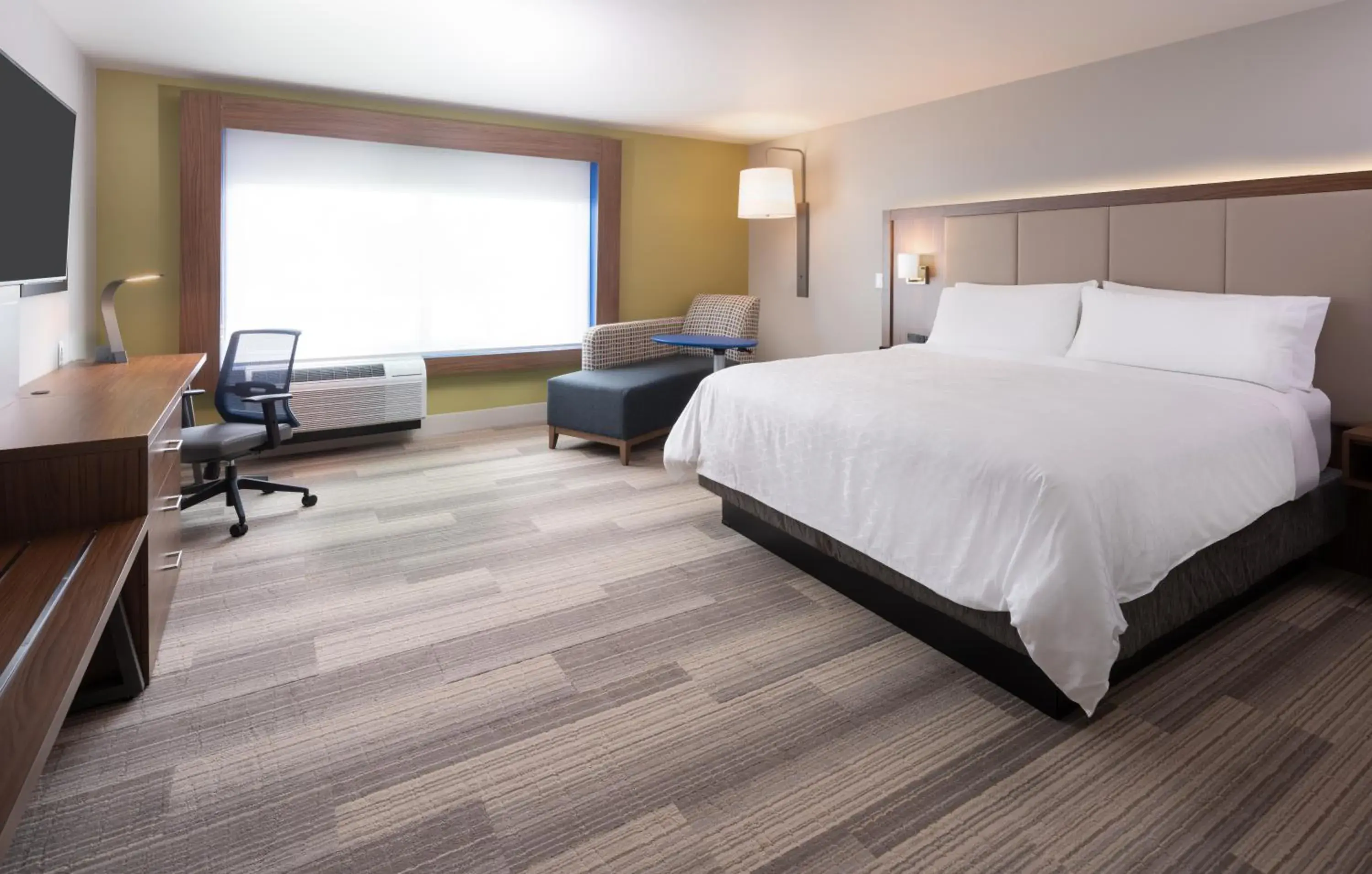 Standard King Room with Extra Space in Holiday Inn Express Doral Miami by IHG Standard King Room with Extra Space in Holiday Inn Express Doral Miami by IHG