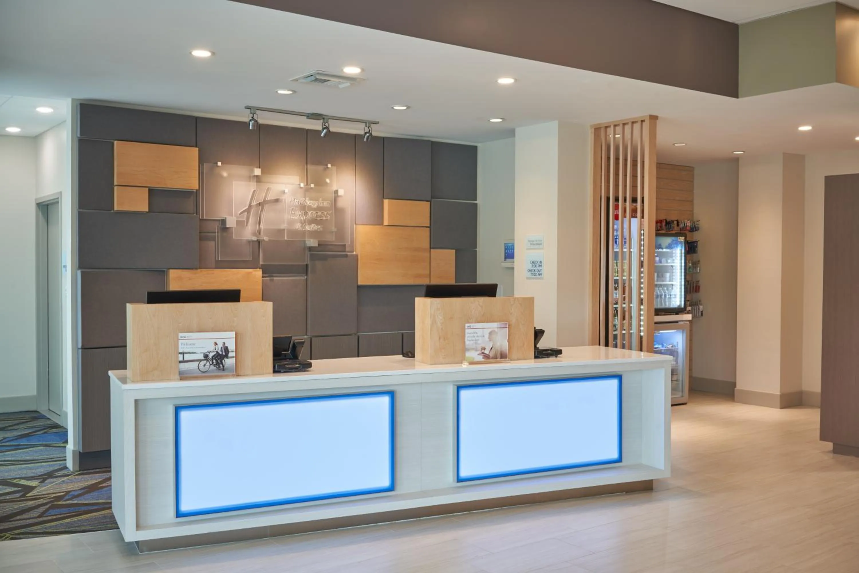 Lobby or reception in Holiday Inn Express Doral Miami by IHG