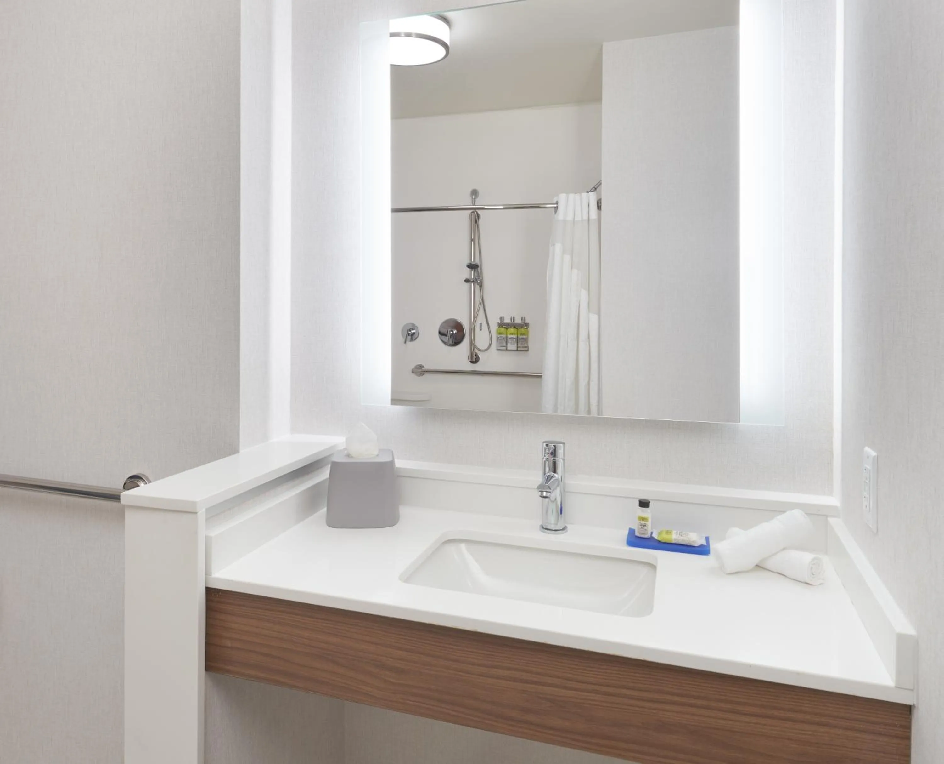 Photo of the whole room in Holiday Inn Express Doral Miami by IHG