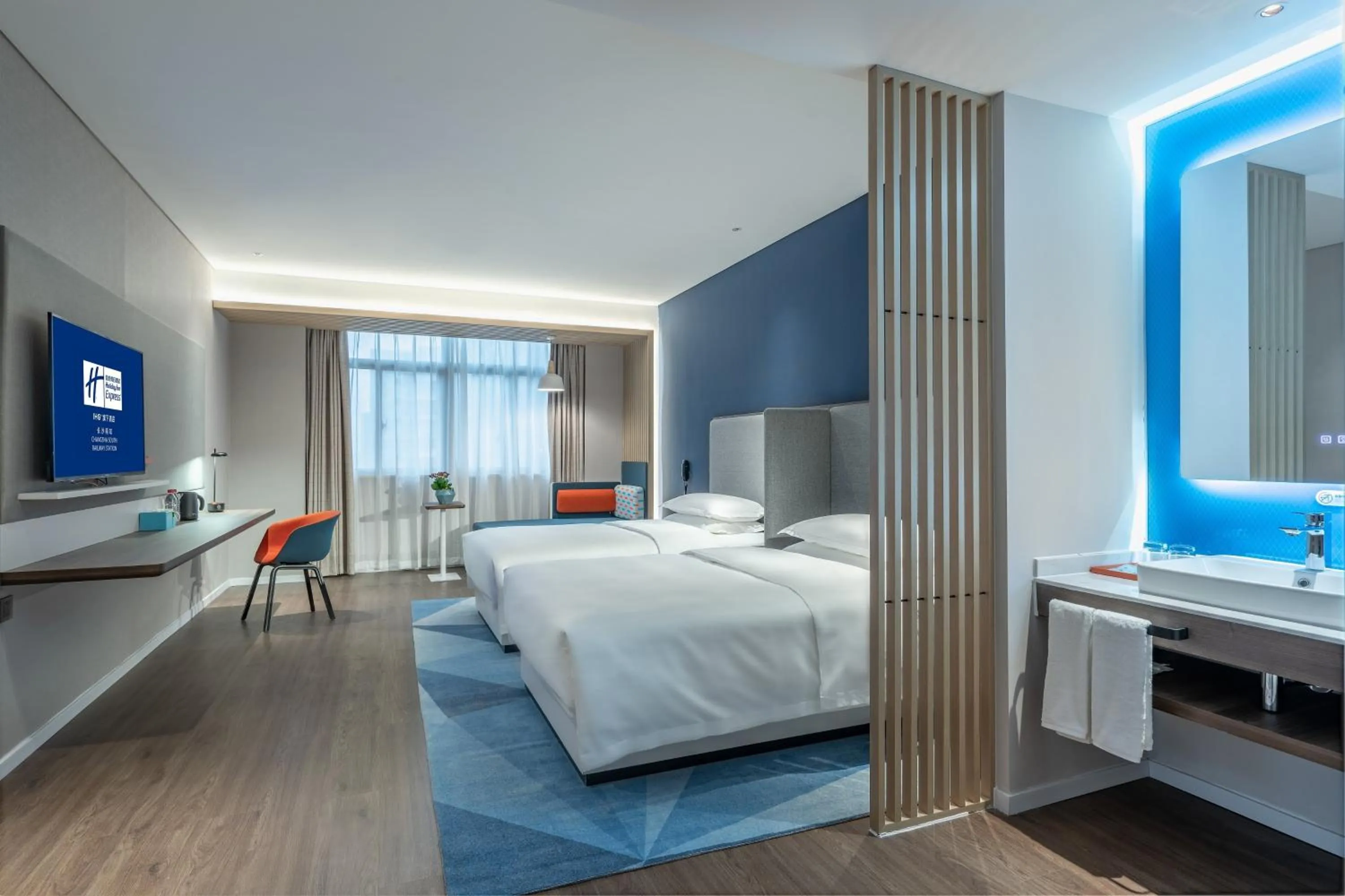 Photo of the whole room, Bed in Holiday Inn Express Changsha South Railway Station by IHG