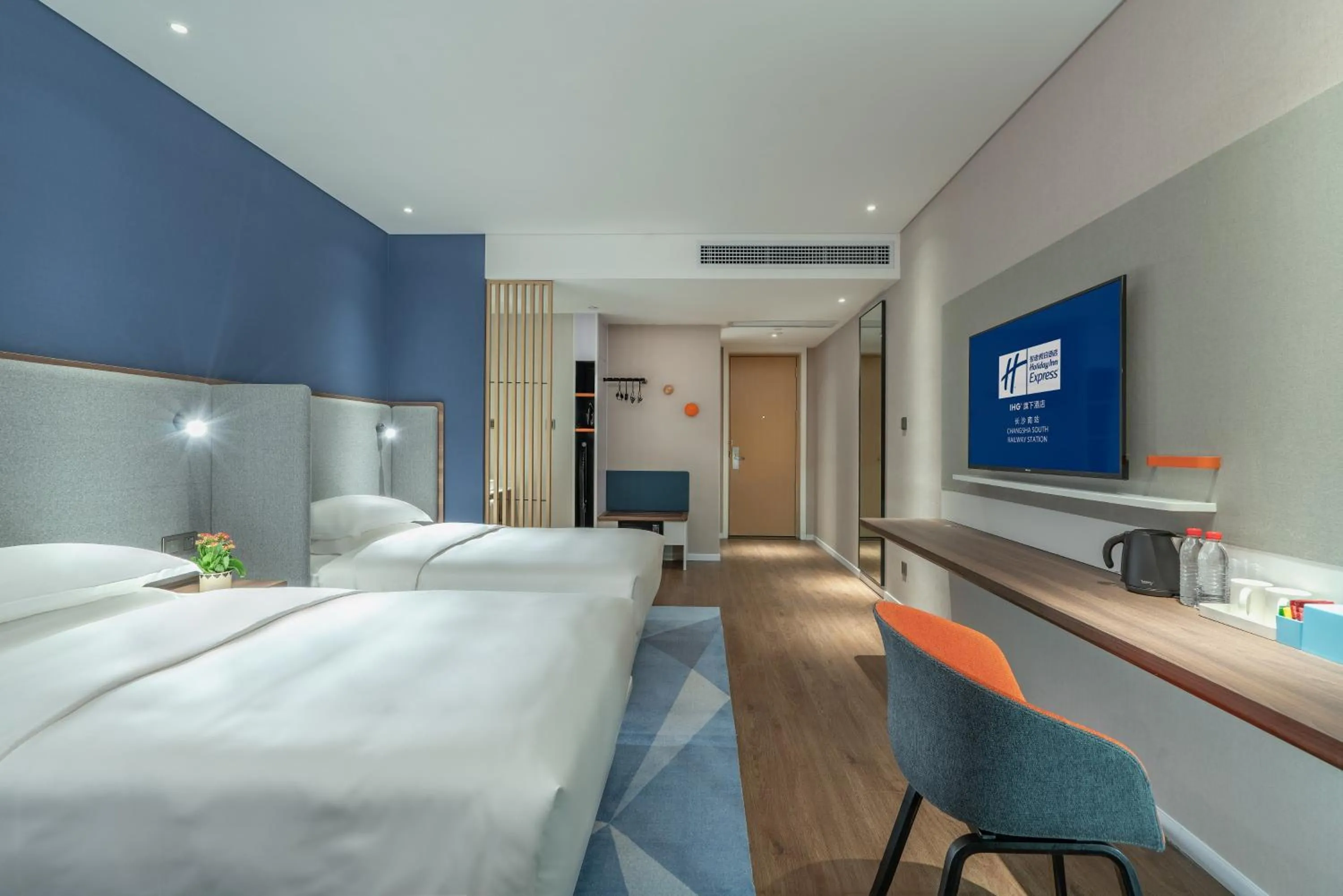 Photo of the whole room, Bed in Holiday Inn Express Changsha South Railway Station by IHG