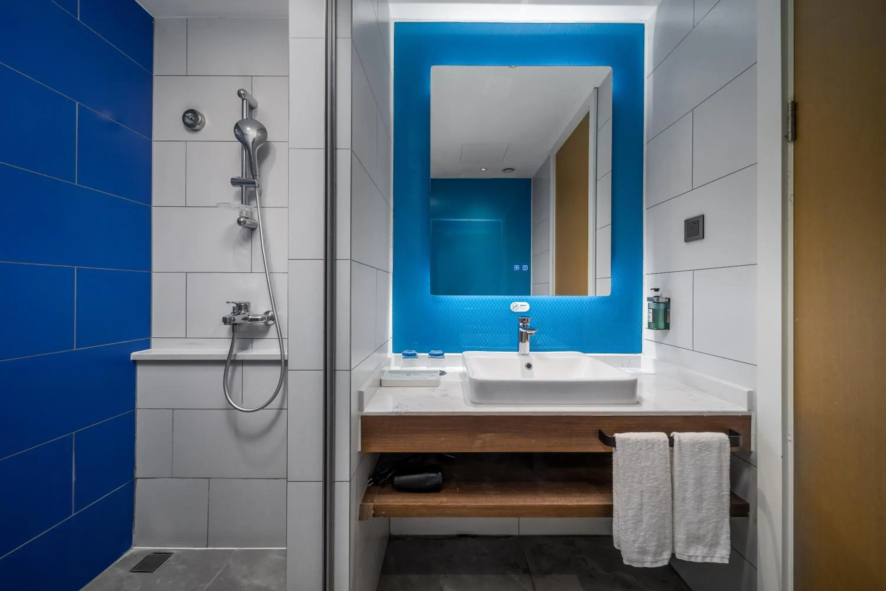 Standard King Room in Holiday Inn Express Changsha South Railway Station by IHG Standard King Room in Holiday Inn Express Changsha South Railway Station by IHG