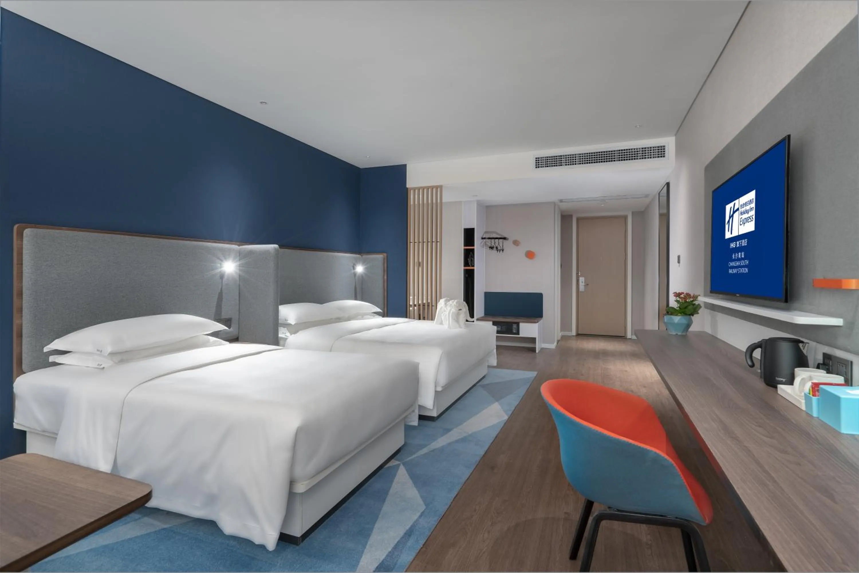 Photo of the whole room, Bed in Holiday Inn Express Changsha South Railway Station by IHG