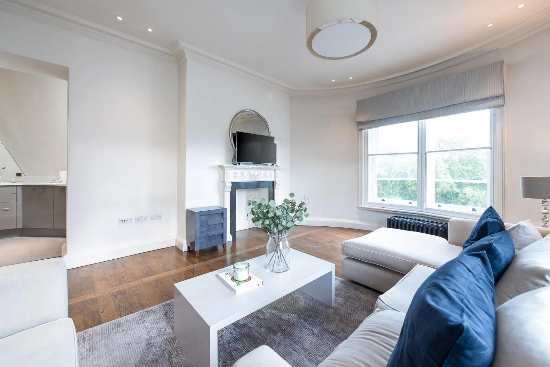 Living room in Grosvenor Gardens by CAPITAL