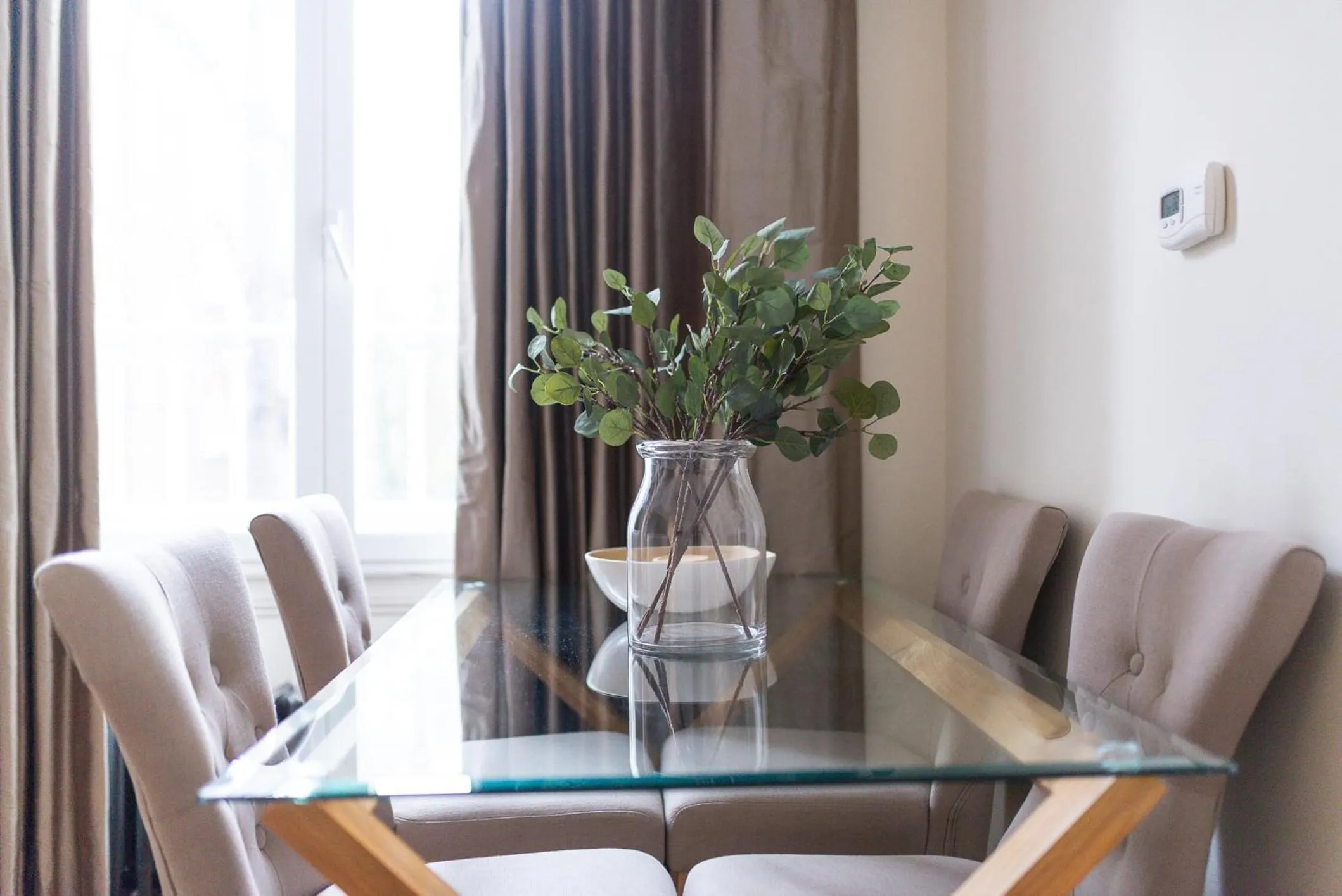 Living room in Grosvenor Gardens by CAPITAL