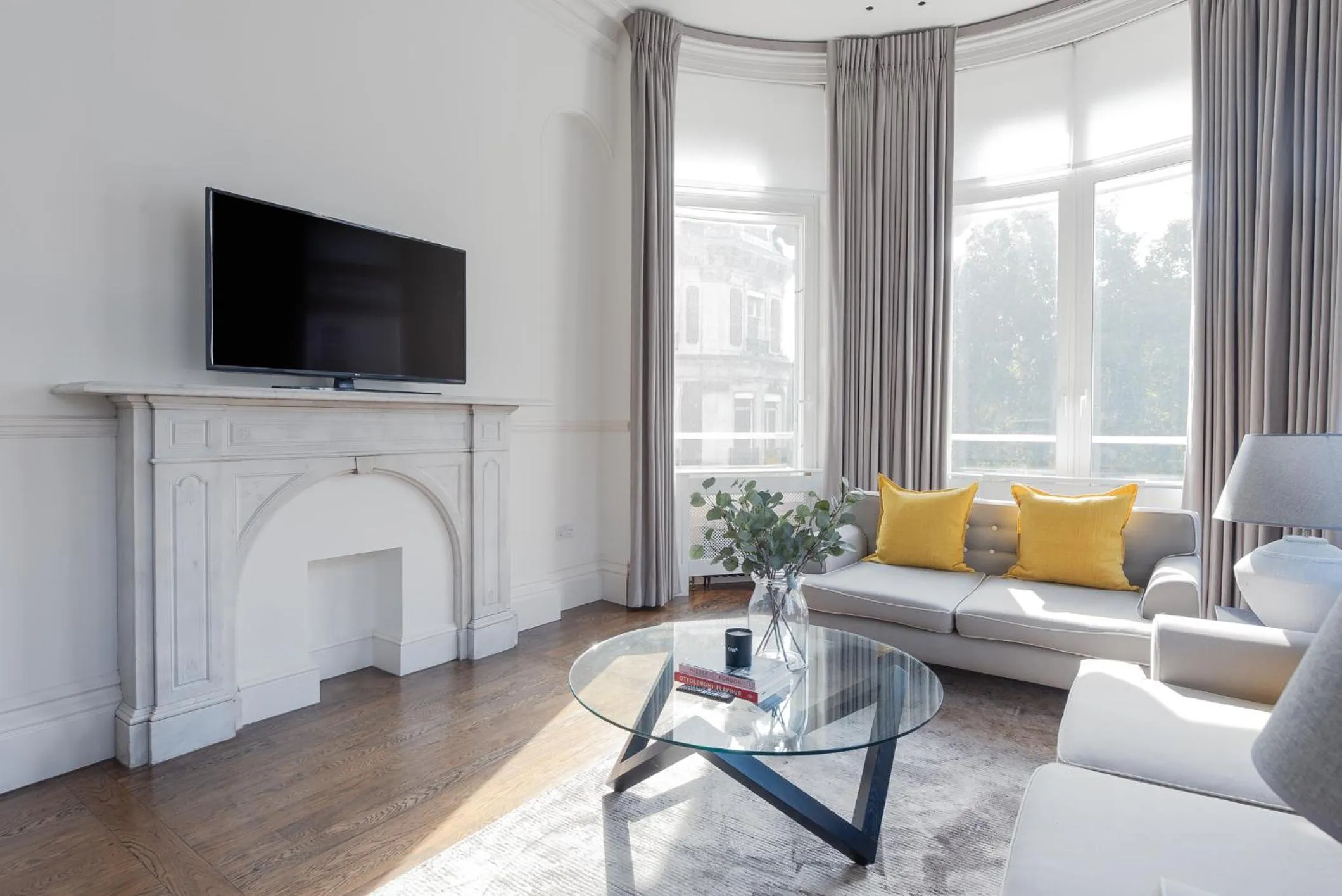 TV and multimedia in Grosvenor Gardens by CAPITAL