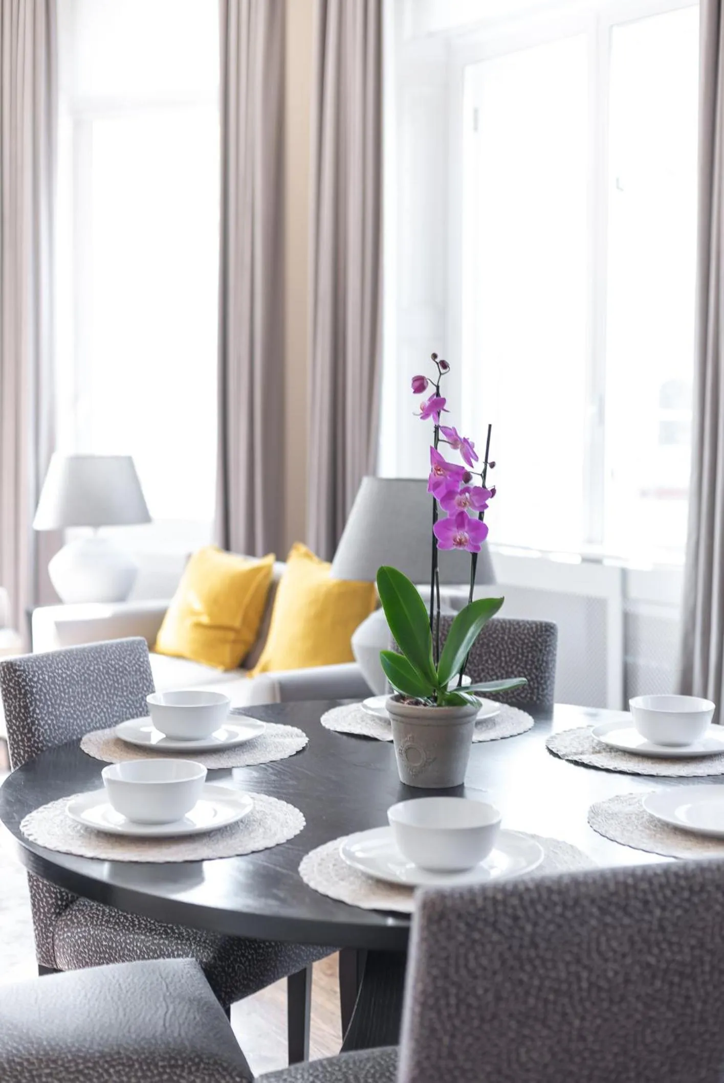 Living room in Grosvenor Gardens by CAPITAL