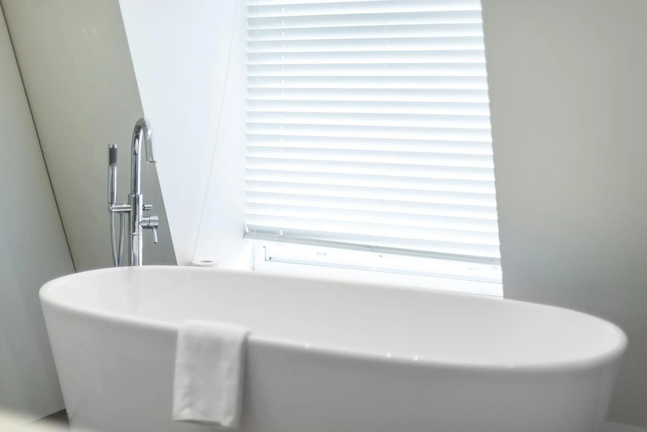 Bathroom in Grosvenor Gardens by CAPITAL