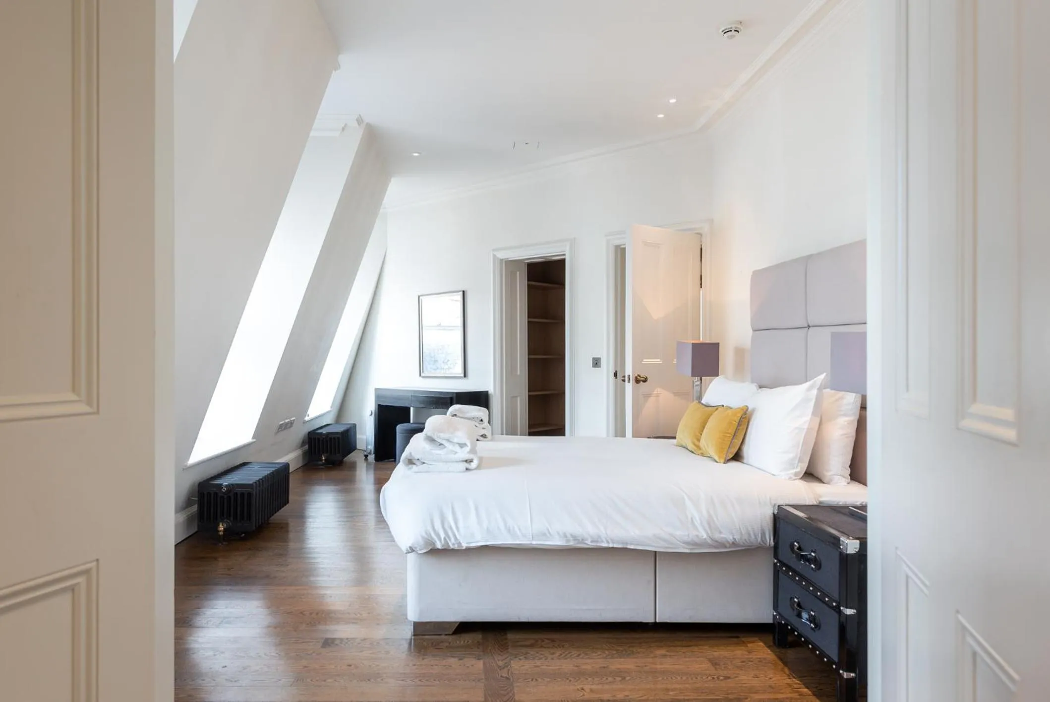 Bedroom in Grosvenor Gardens by CAPITAL