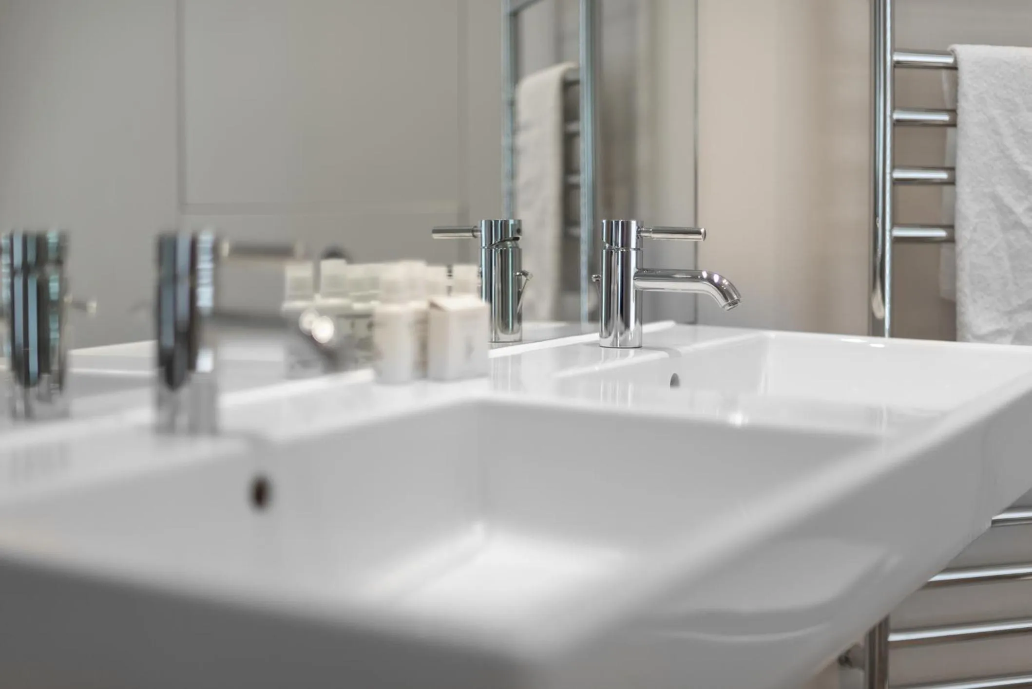 Bathroom in Grosvenor Gardens by CAPITAL