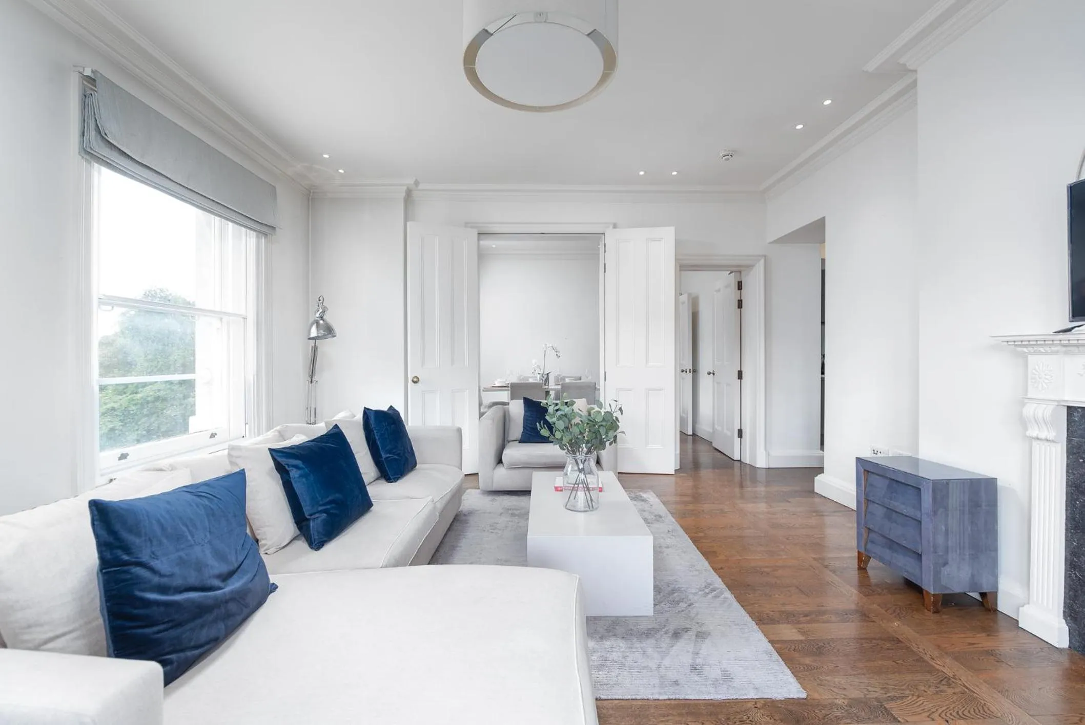 Living room in Grosvenor Gardens by CAPITAL