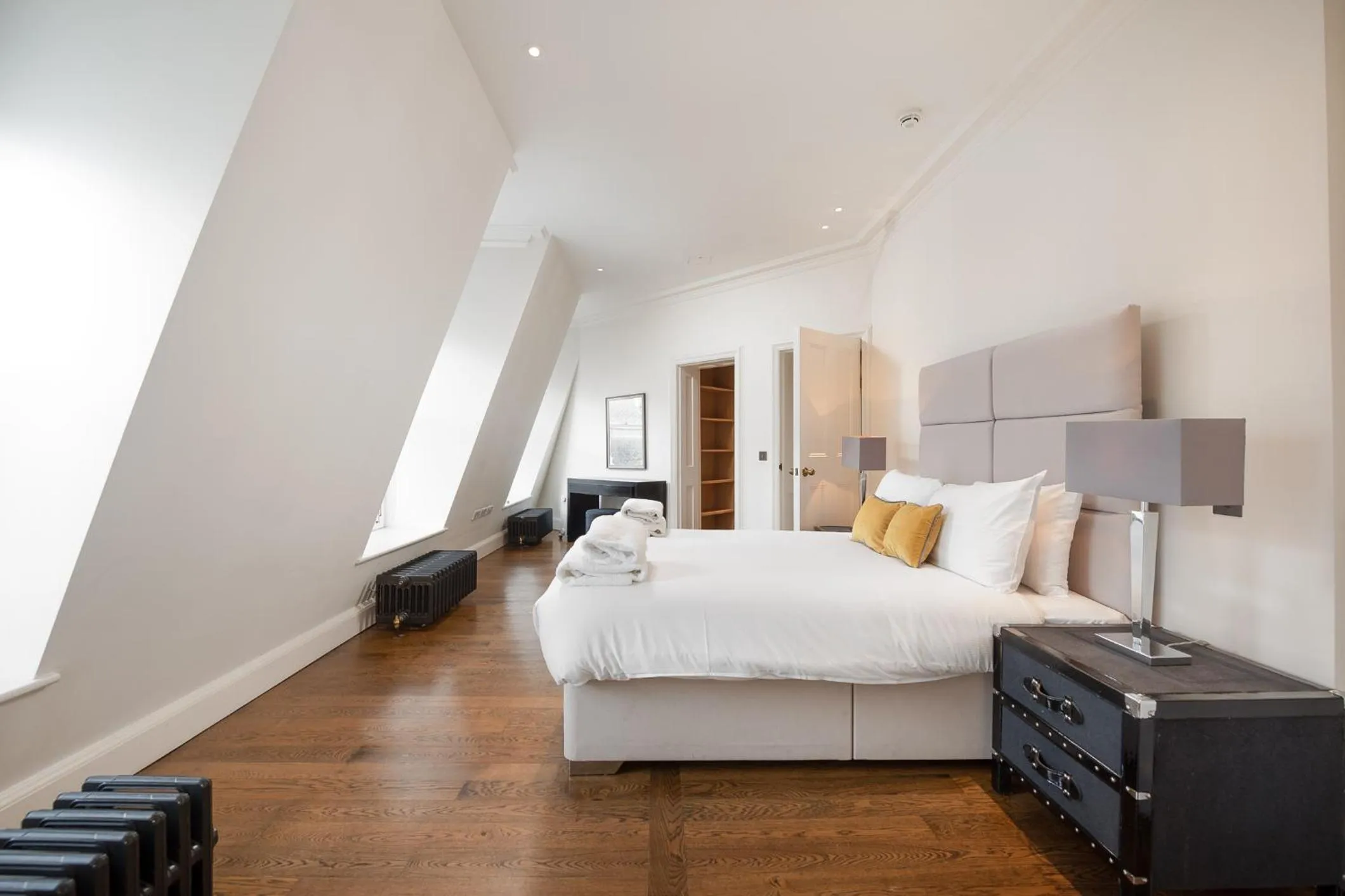 Bedroom in Grosvenor Gardens by CAPITAL