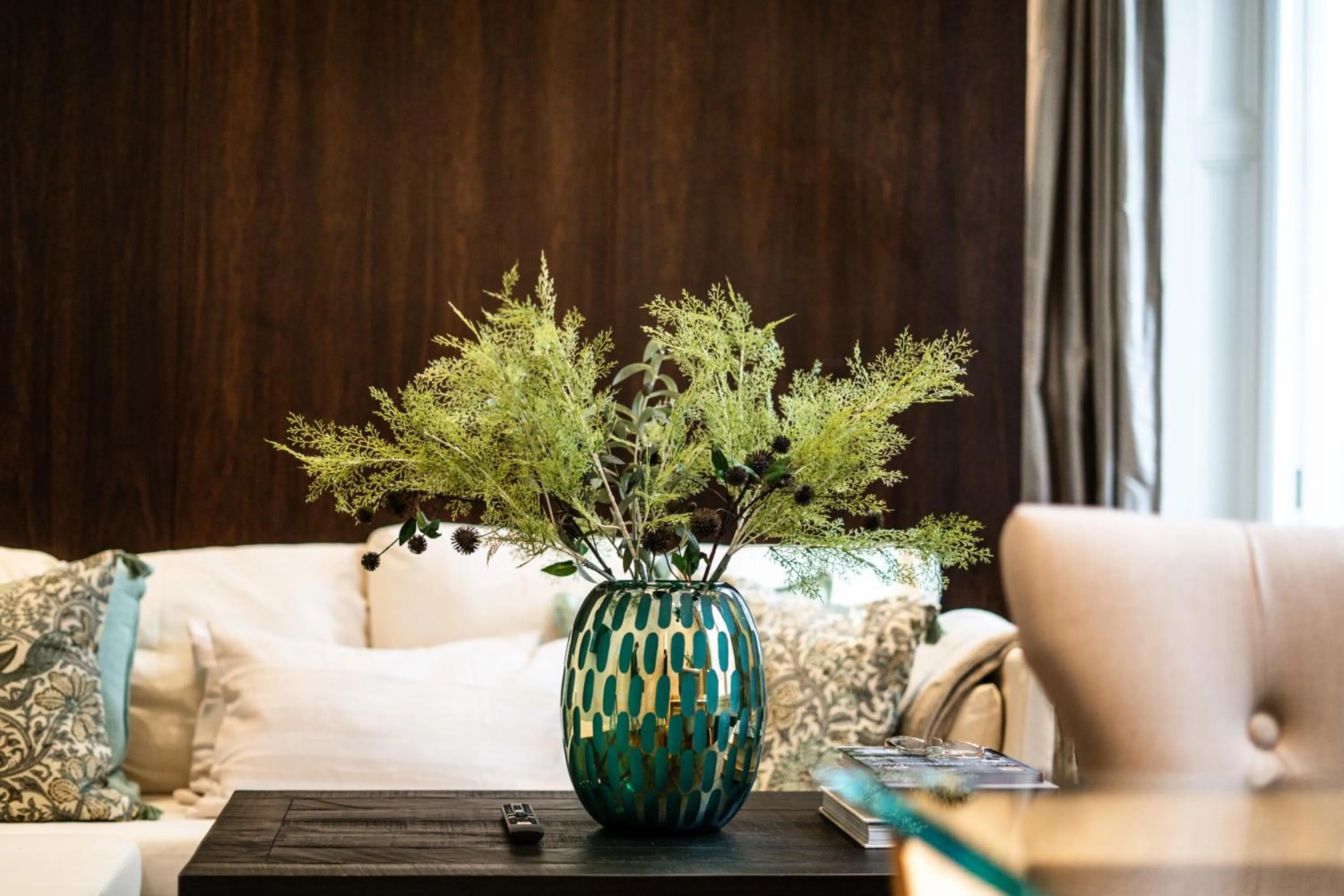 Living room in Grosvenor Gardens by CAPITAL