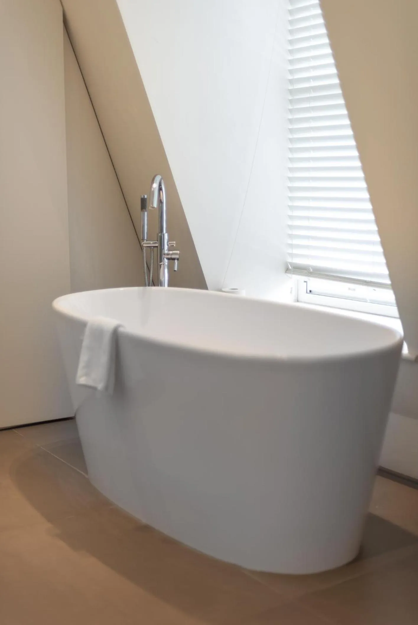 Bath in Grosvenor Gardens by CAPITAL