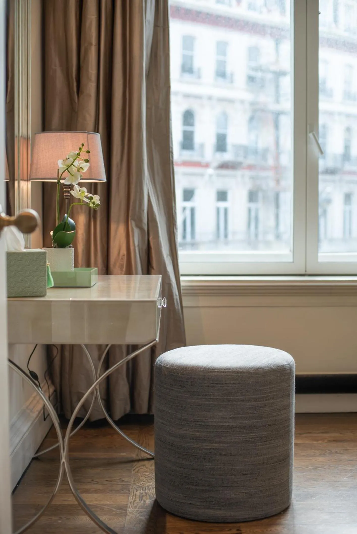 Bedroom in Grosvenor Gardens by CAPITAL
