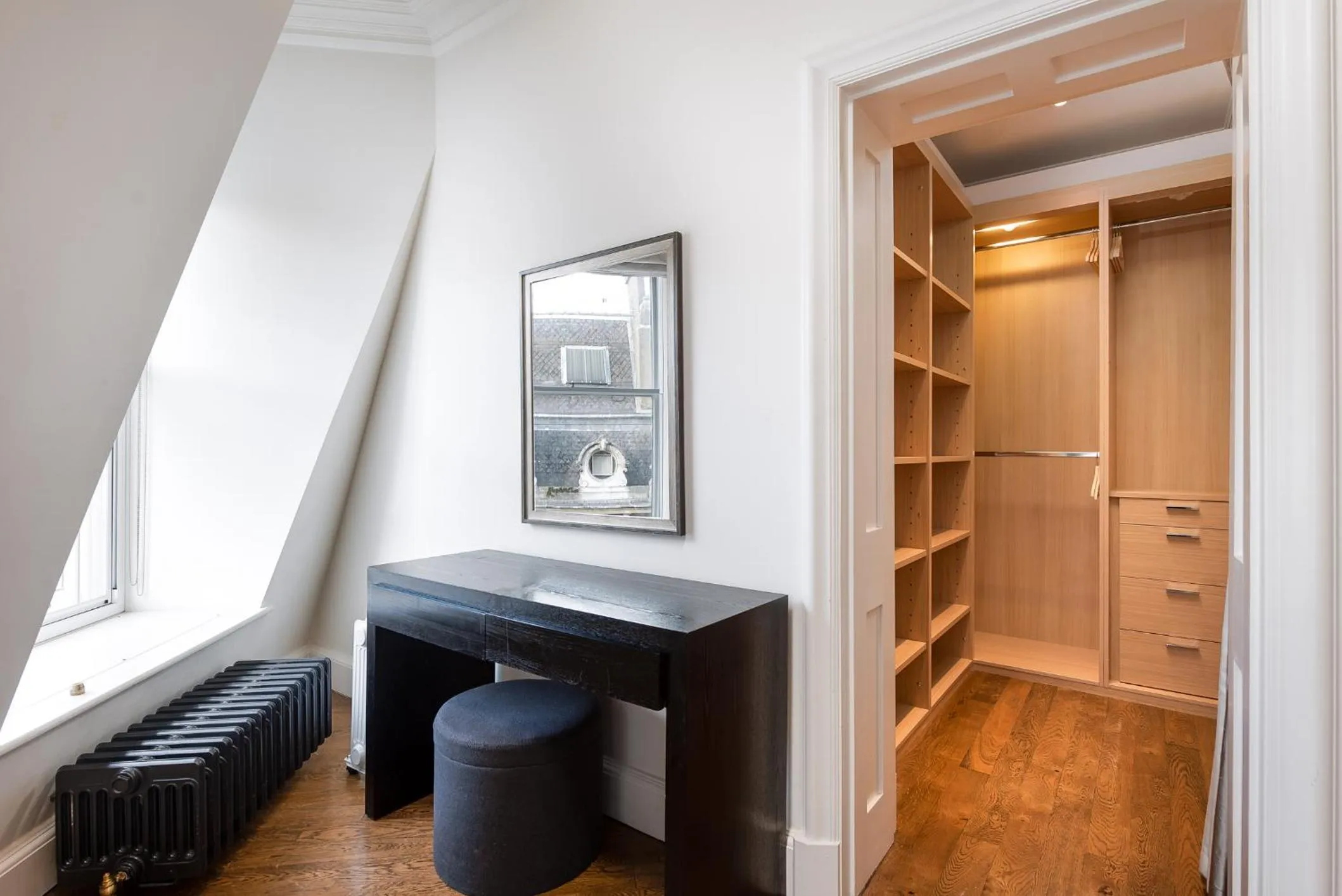 Bedroom in Grosvenor Gardens by CAPITAL