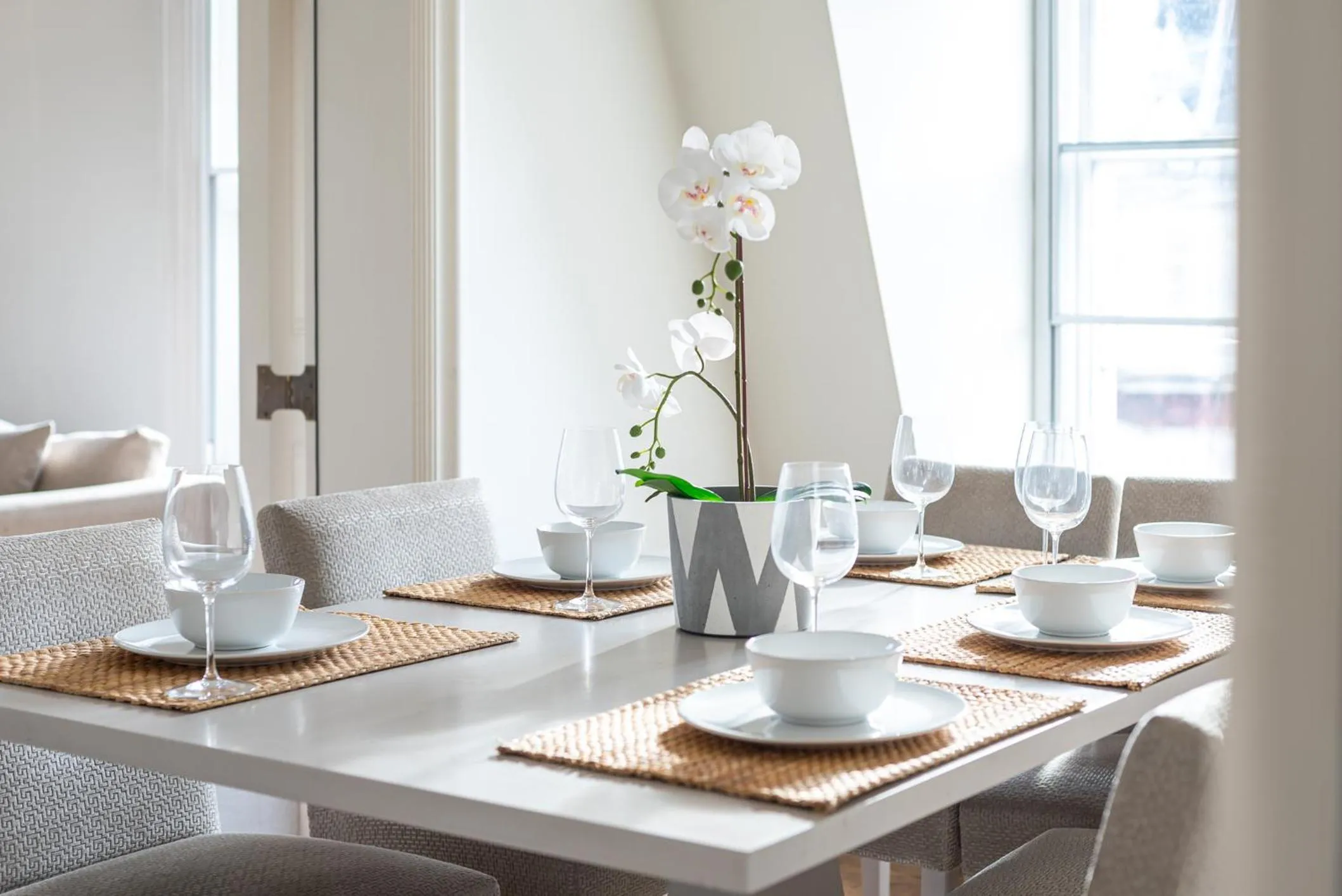 Dining area in Grosvenor Gardens by CAPITAL