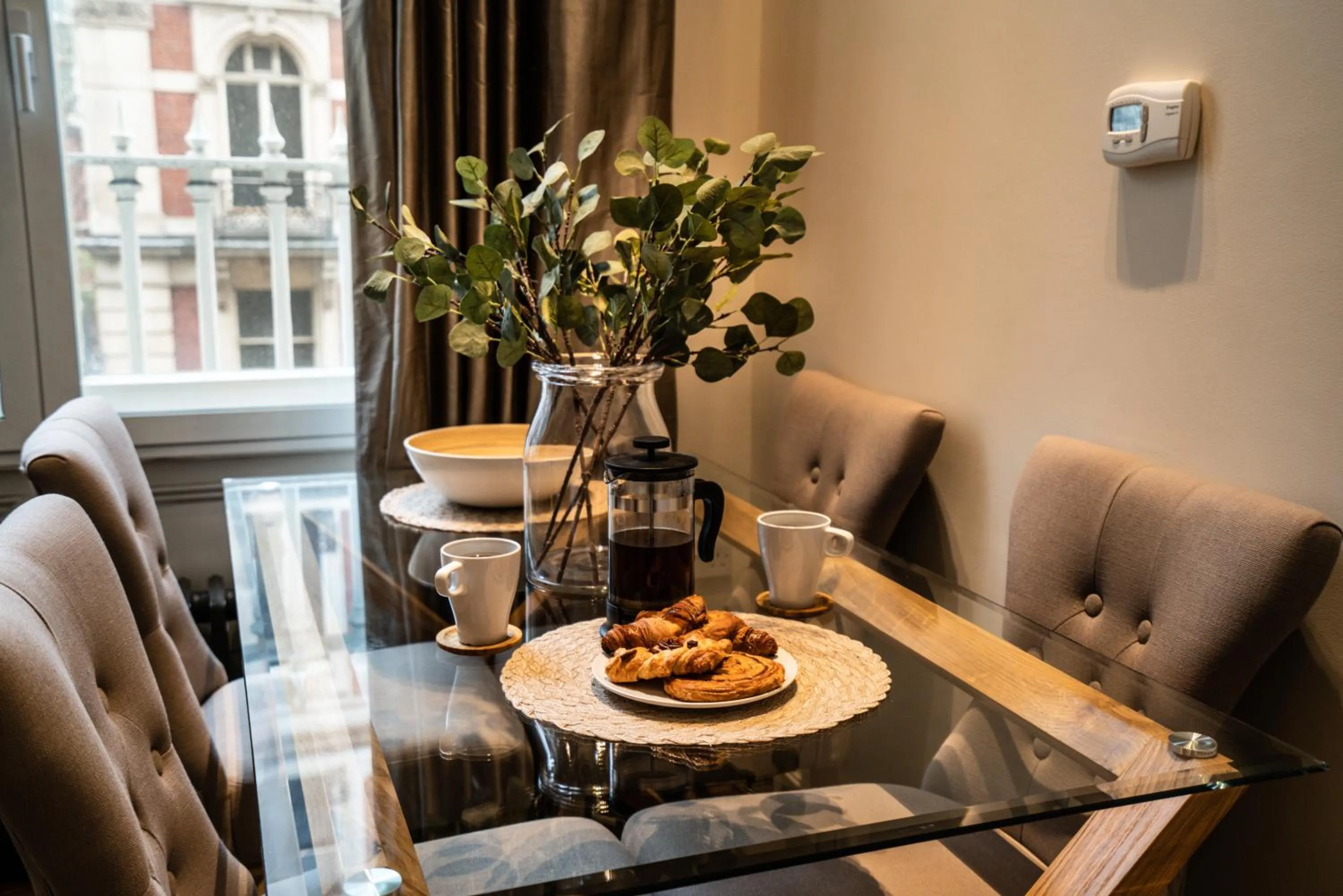 Living room in Grosvenor Gardens by CAPITAL