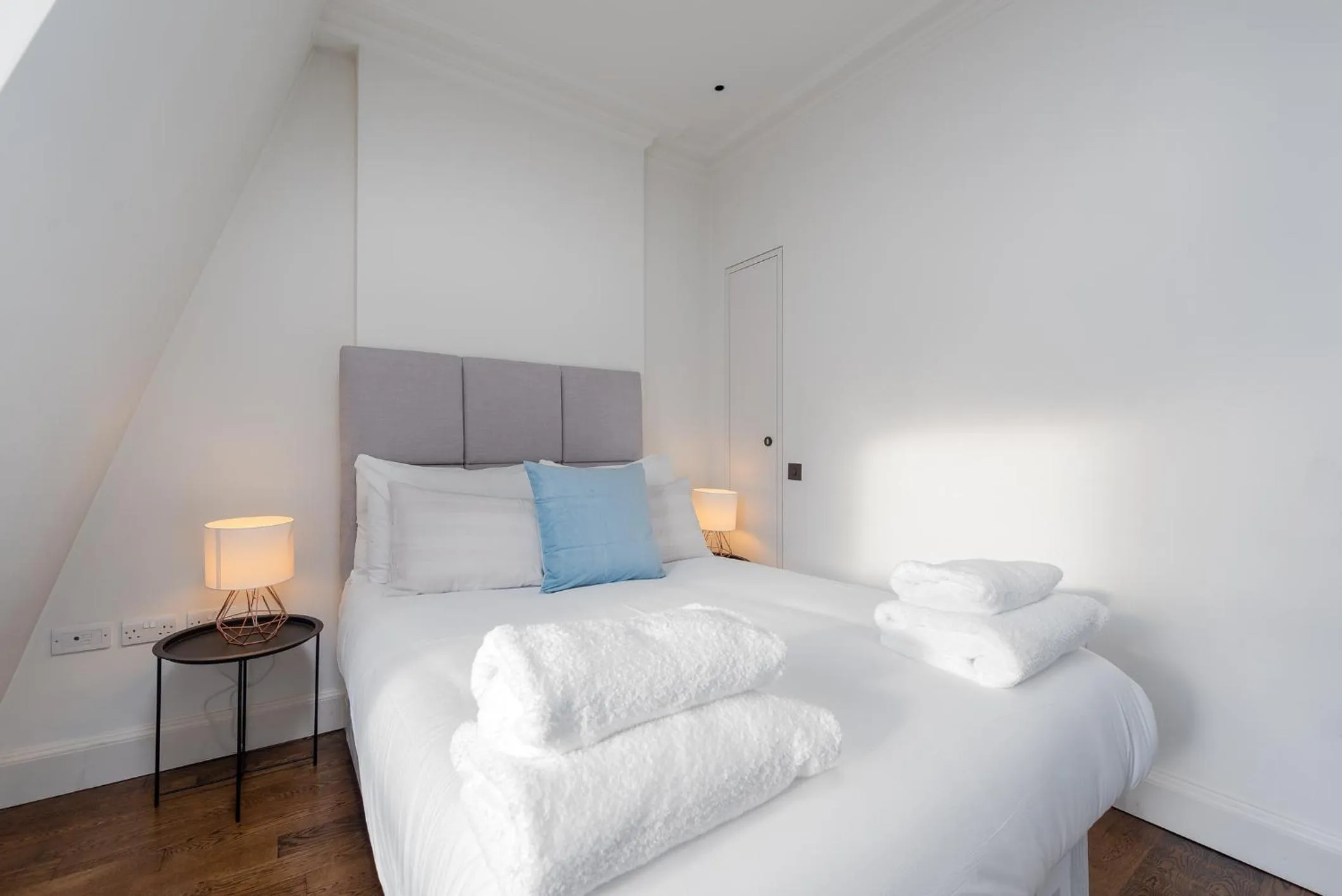 Bedroom in Grosvenor Gardens by CAPITAL