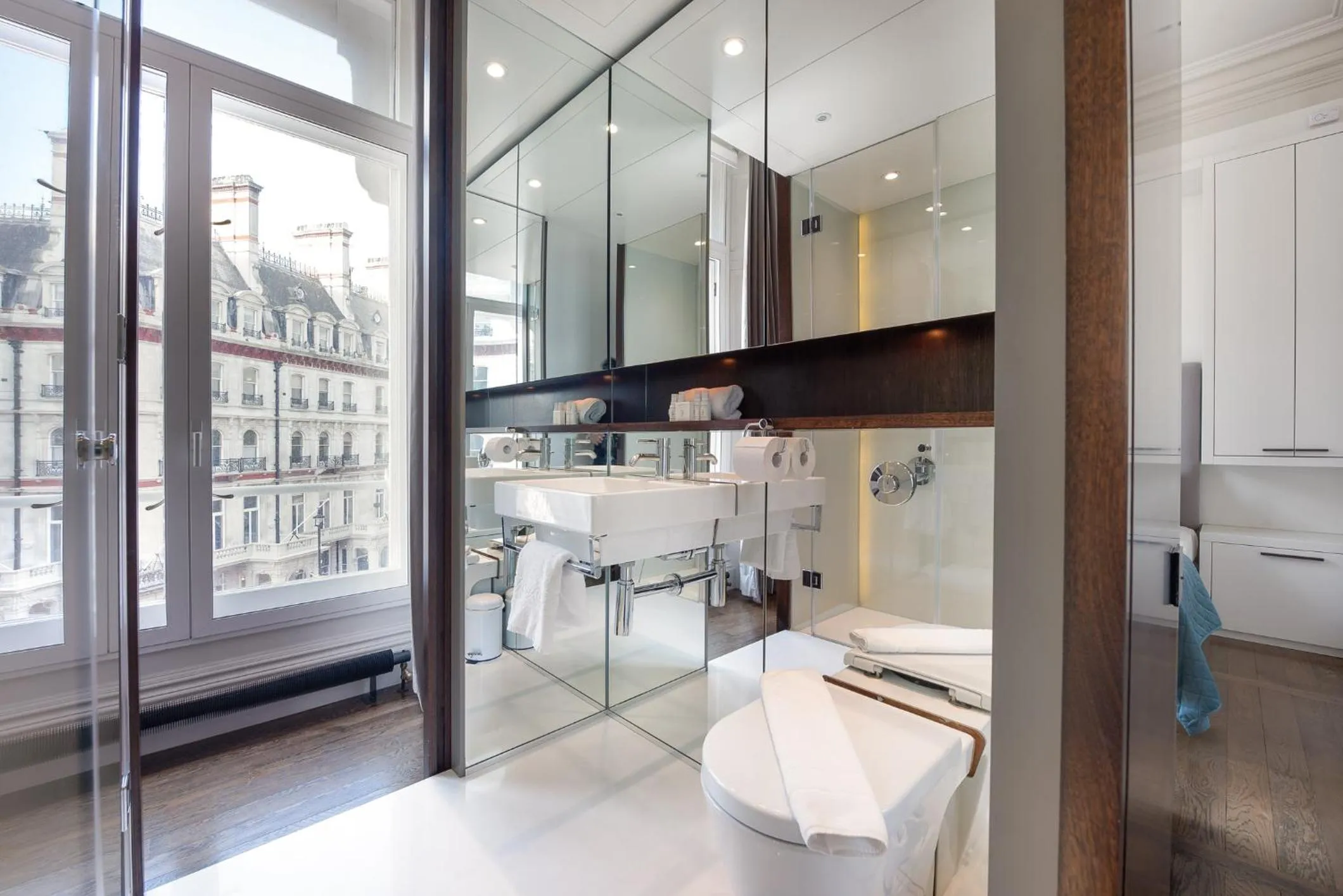 Toilet in Grosvenor Gardens by CAPITAL