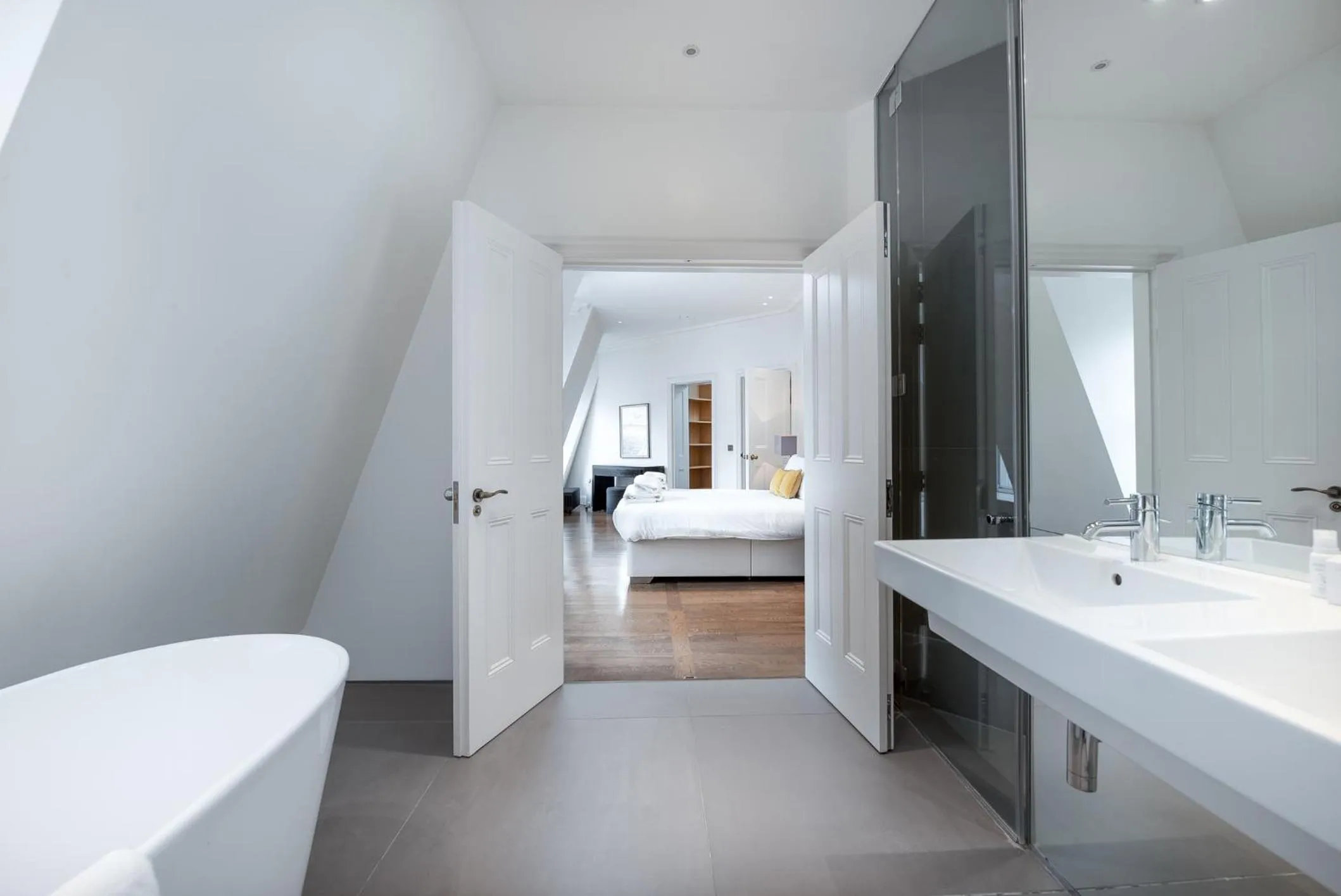 Bathroom in Grosvenor Gardens by CAPITAL