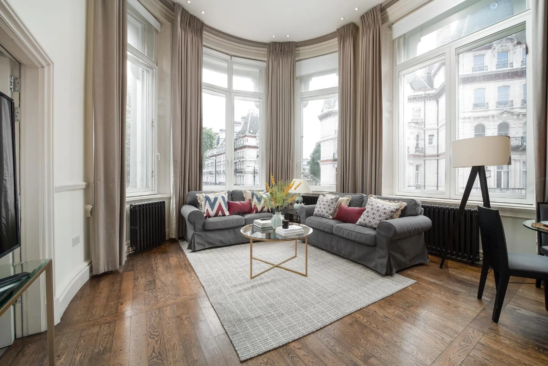 Living room in Grosvenor Gardens by CAPITAL