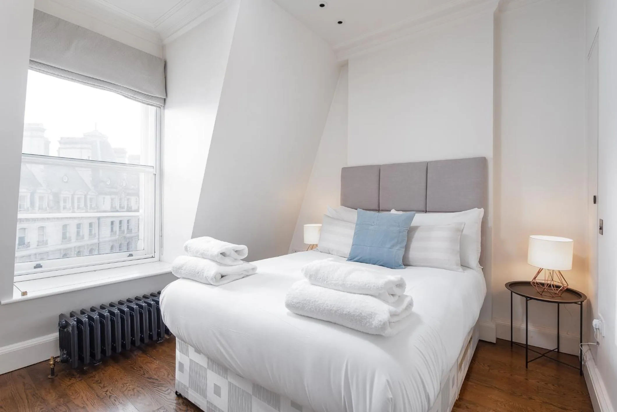 Bedroom in Grosvenor Gardens by CAPITAL