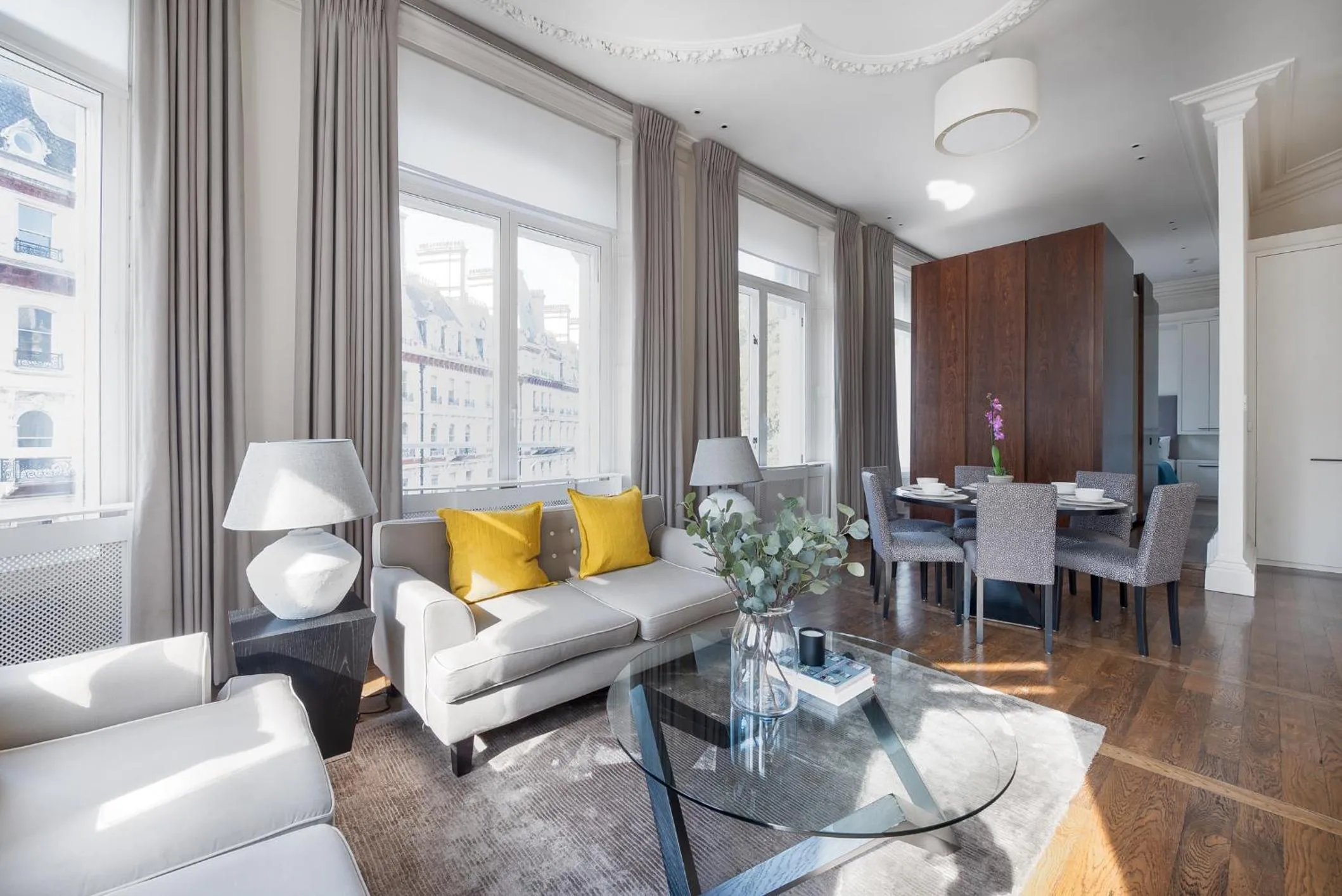 Living room in Grosvenor Gardens by CAPITAL