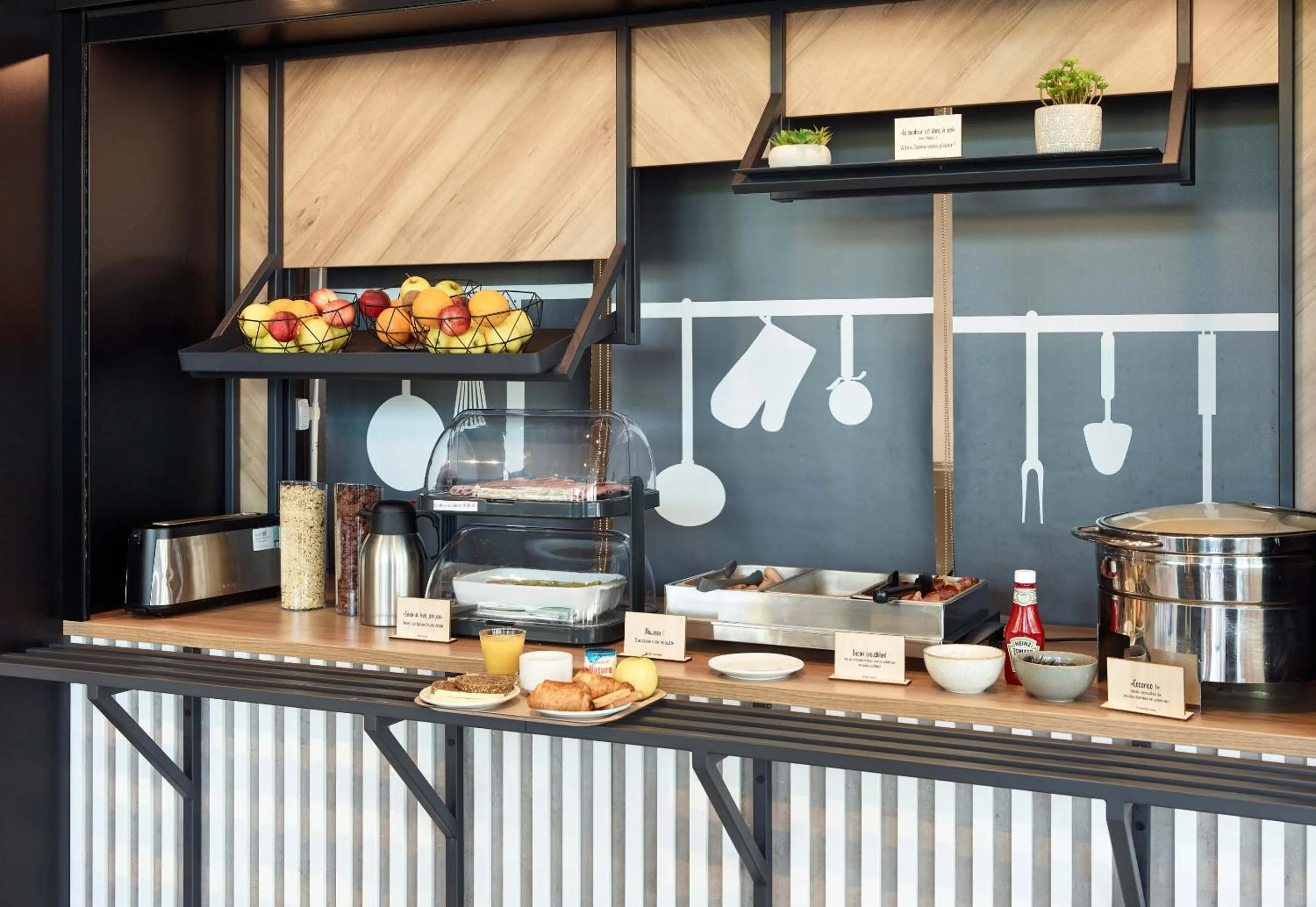 Buffet breakfast in B&B HOTEL Paris Créteil