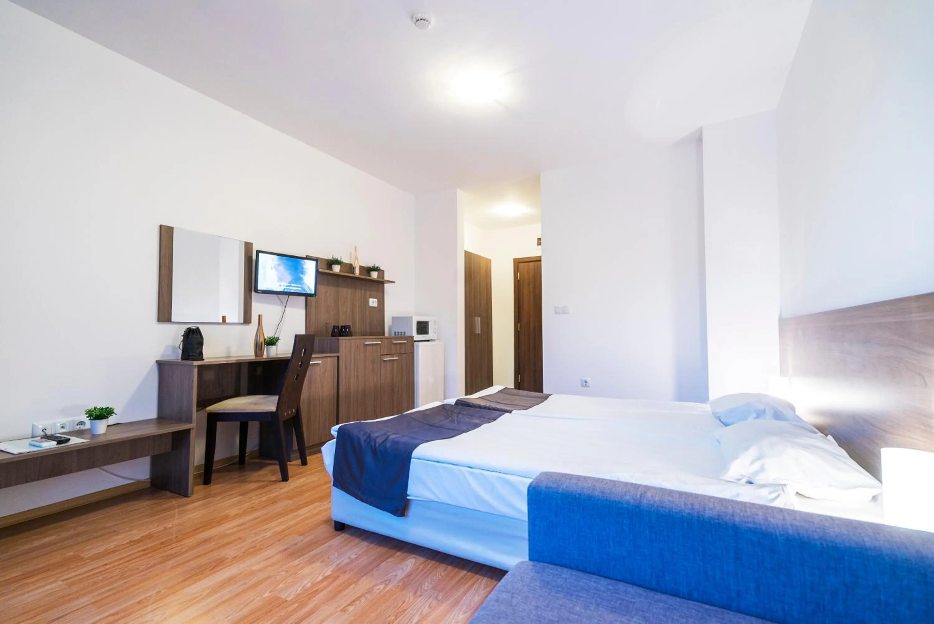 Photo of the whole room, Bed in Admiral Plaza Hotel