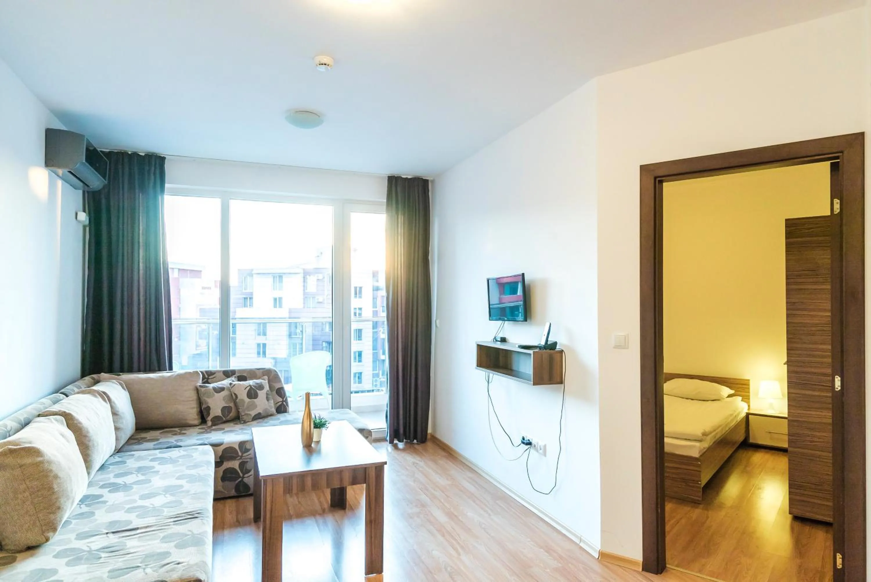 Living room, Bed in Admiral Plaza Hotel