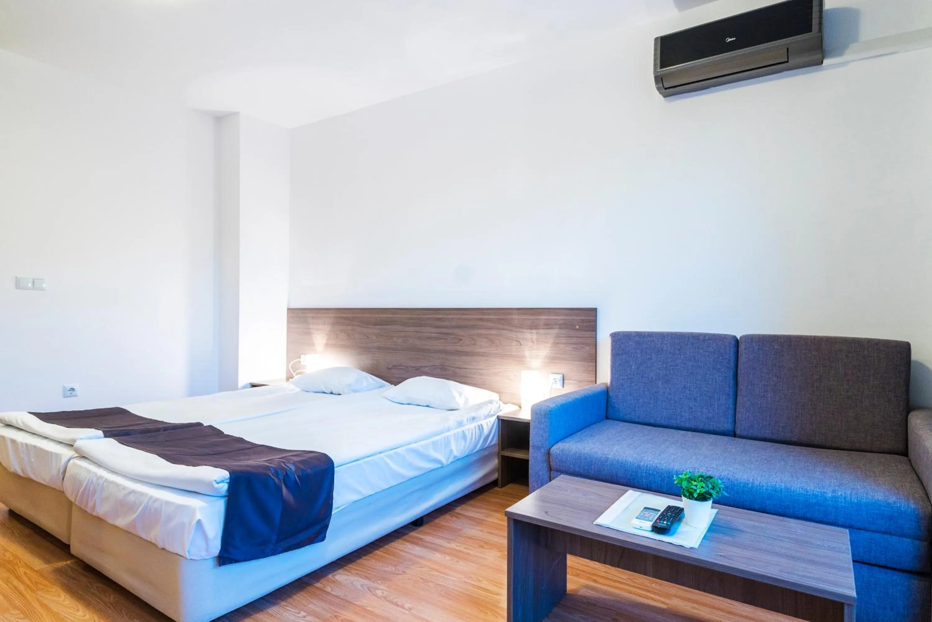 Photo of the whole room, Bed in Admiral Plaza Hotel