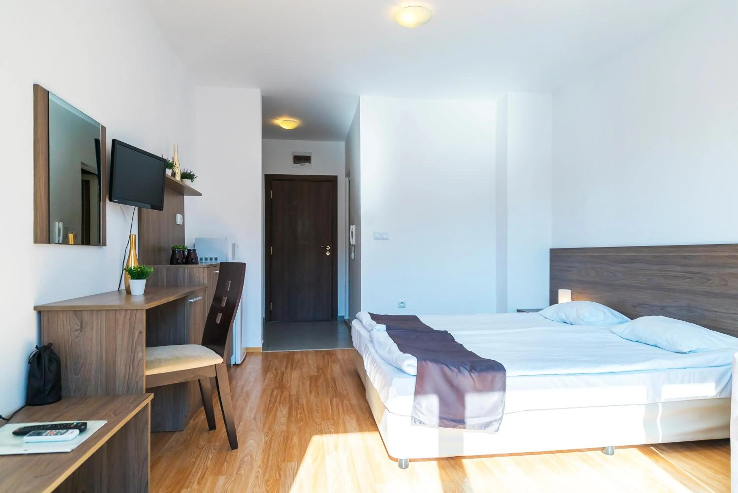 Photo of the whole room, Bed in Admiral Plaza Hotel