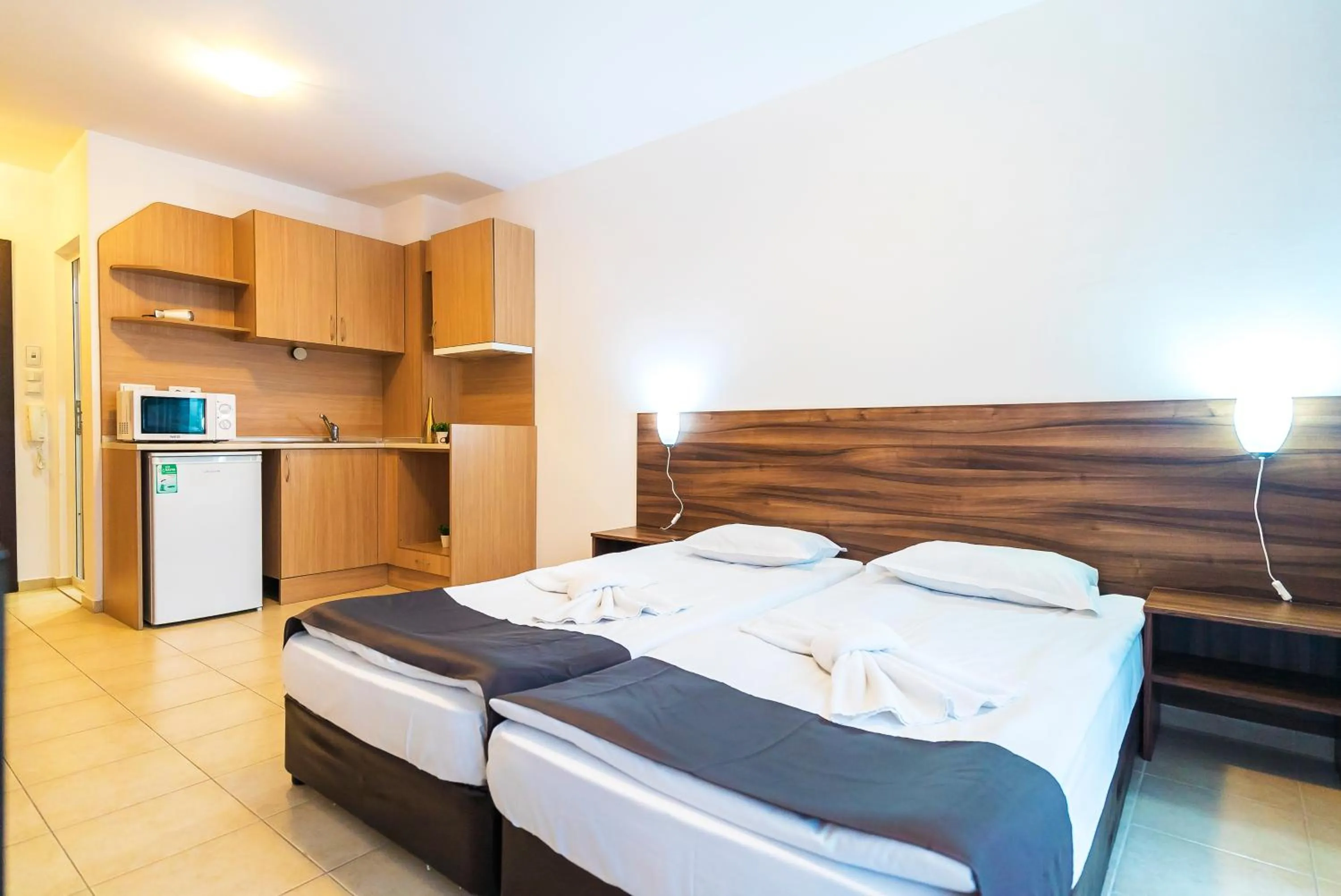 Kitchen or kitchenette, Bed in Admiral Plaza Hotel