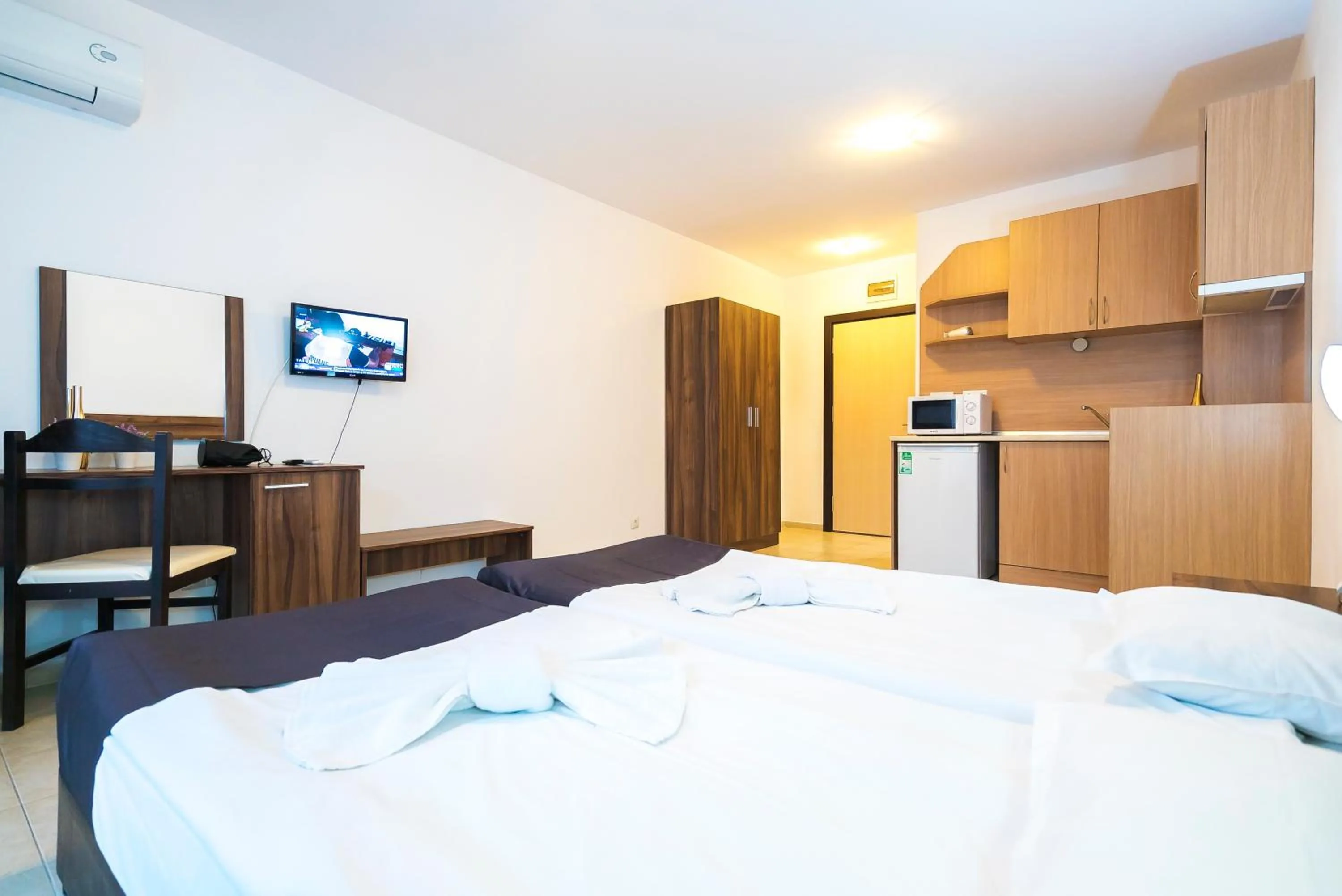 TV and multimedia, Bed in Admiral Plaza Hotel