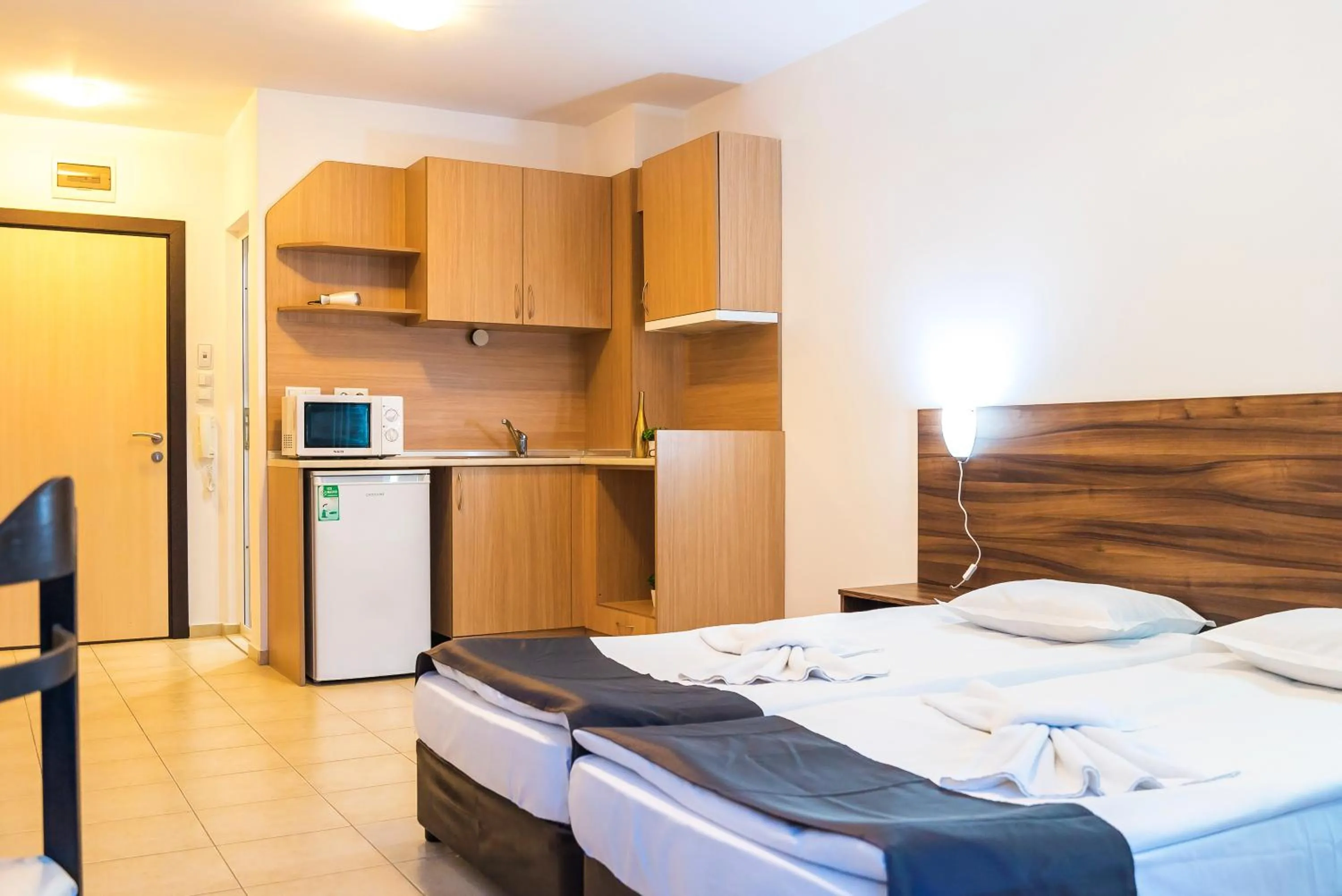 Kitchen or kitchenette, Bed in Admiral Plaza Hotel