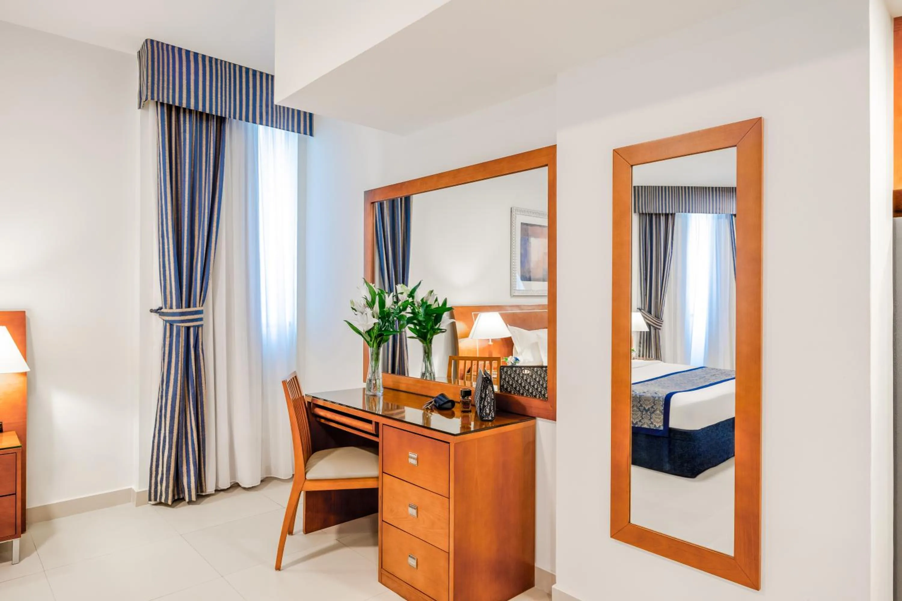 Living room, Bed in Golden Sands Hotel Apartments